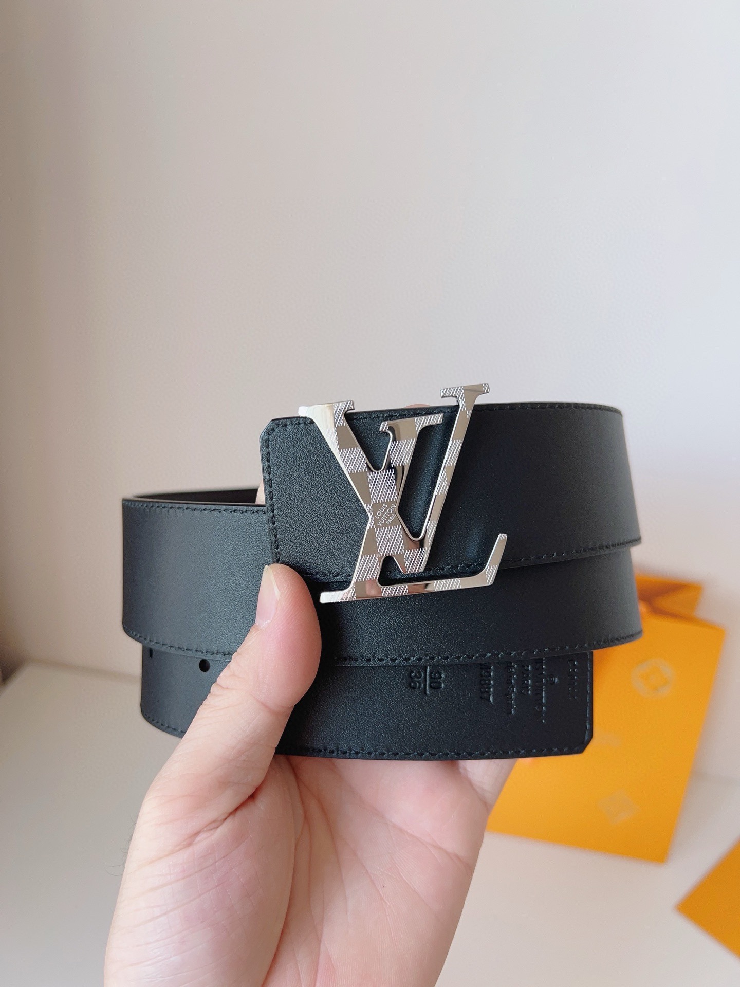 Louis Vuitton engraved buckle men's belt, 4cm wide