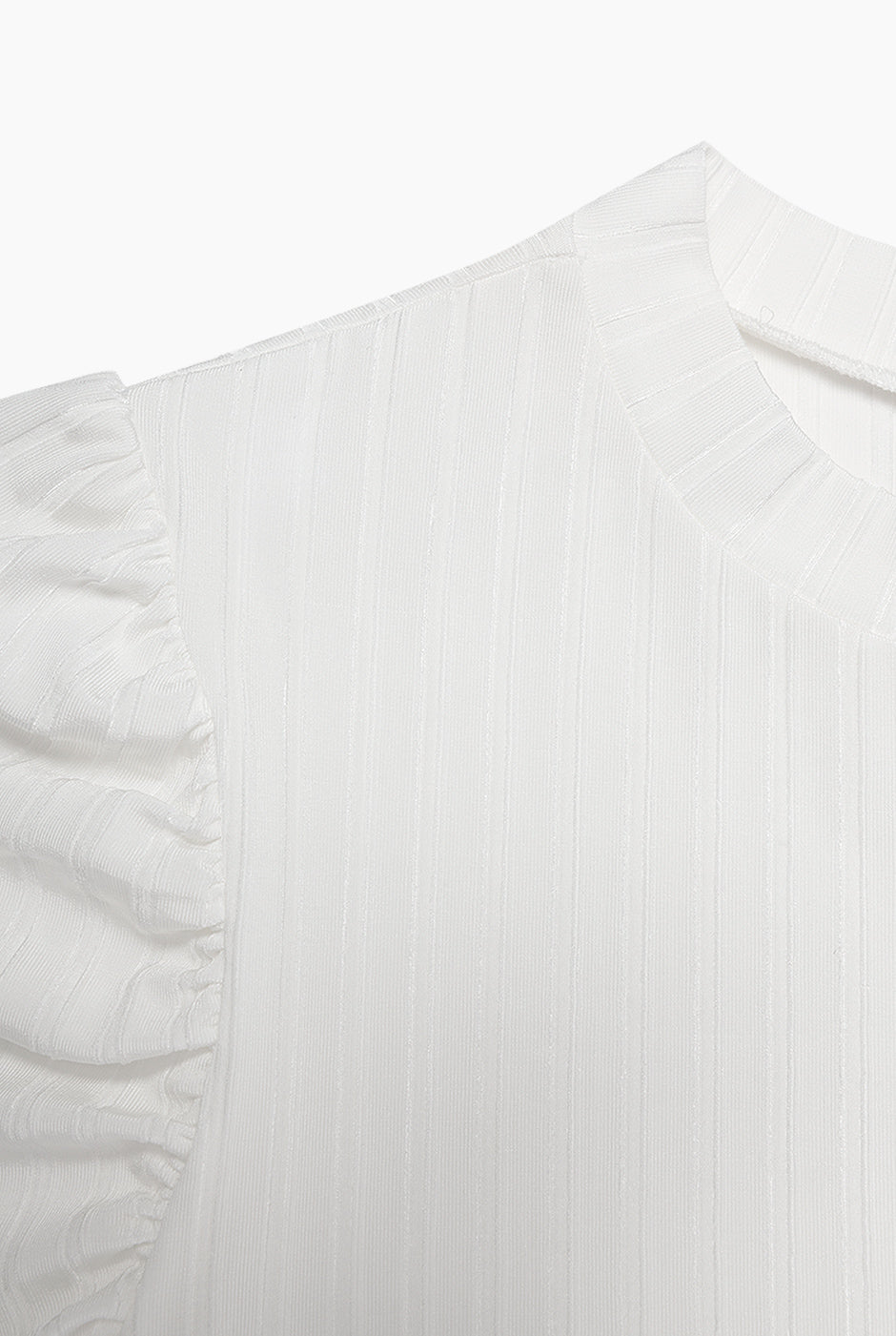 Blusa blanca de hombro abullonado