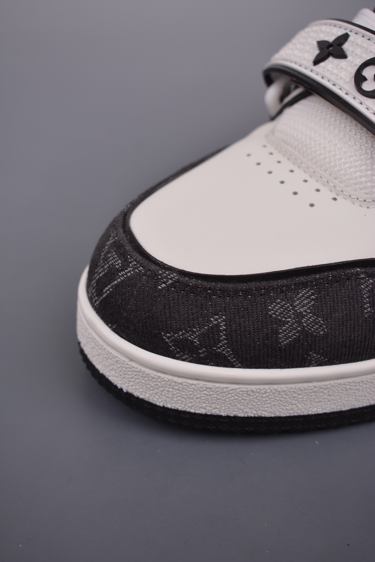 Louis Vuitton Trainer Sneaker Low Black and White Signature 1A9ZG9