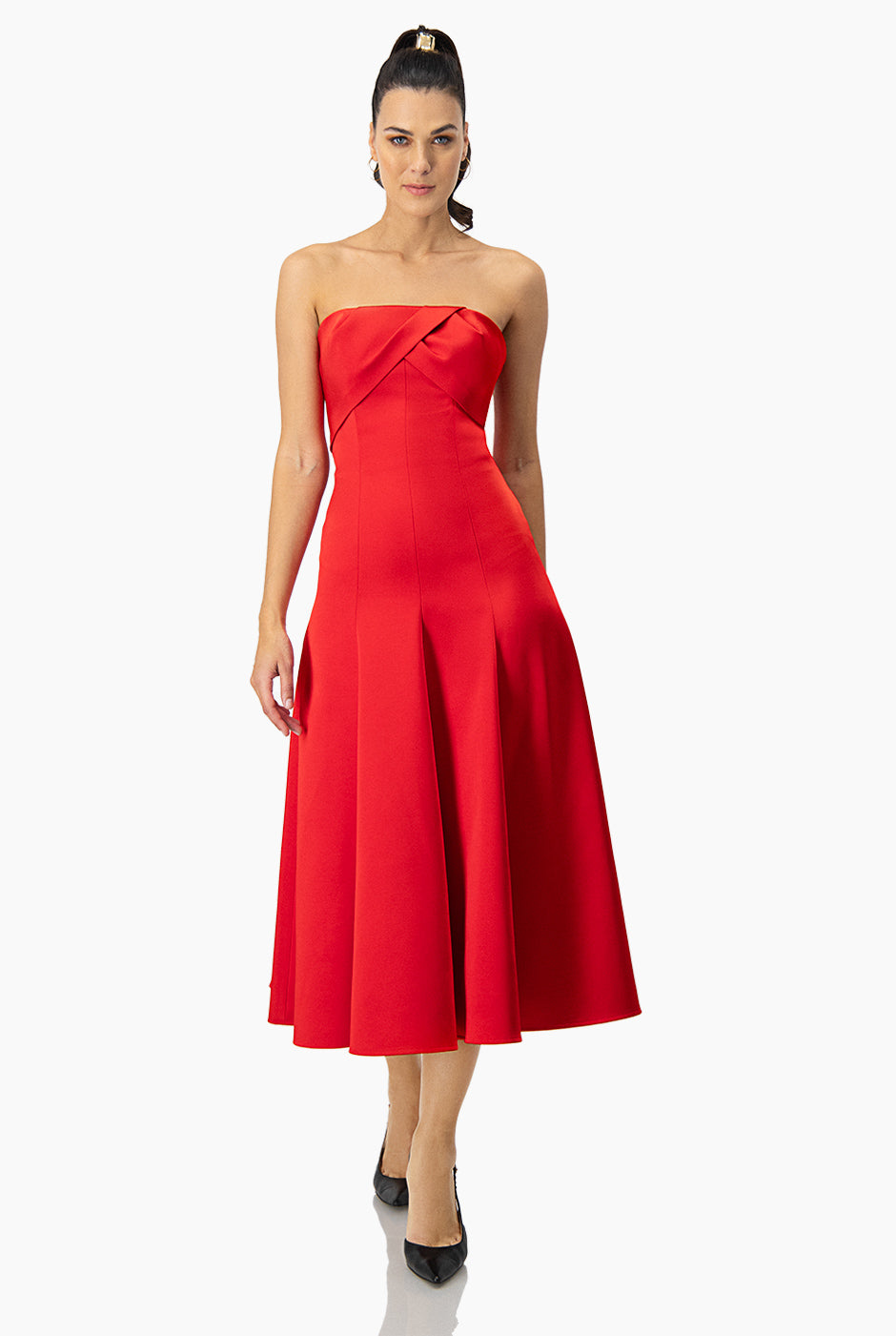 Vestido strapless con detalle en escote