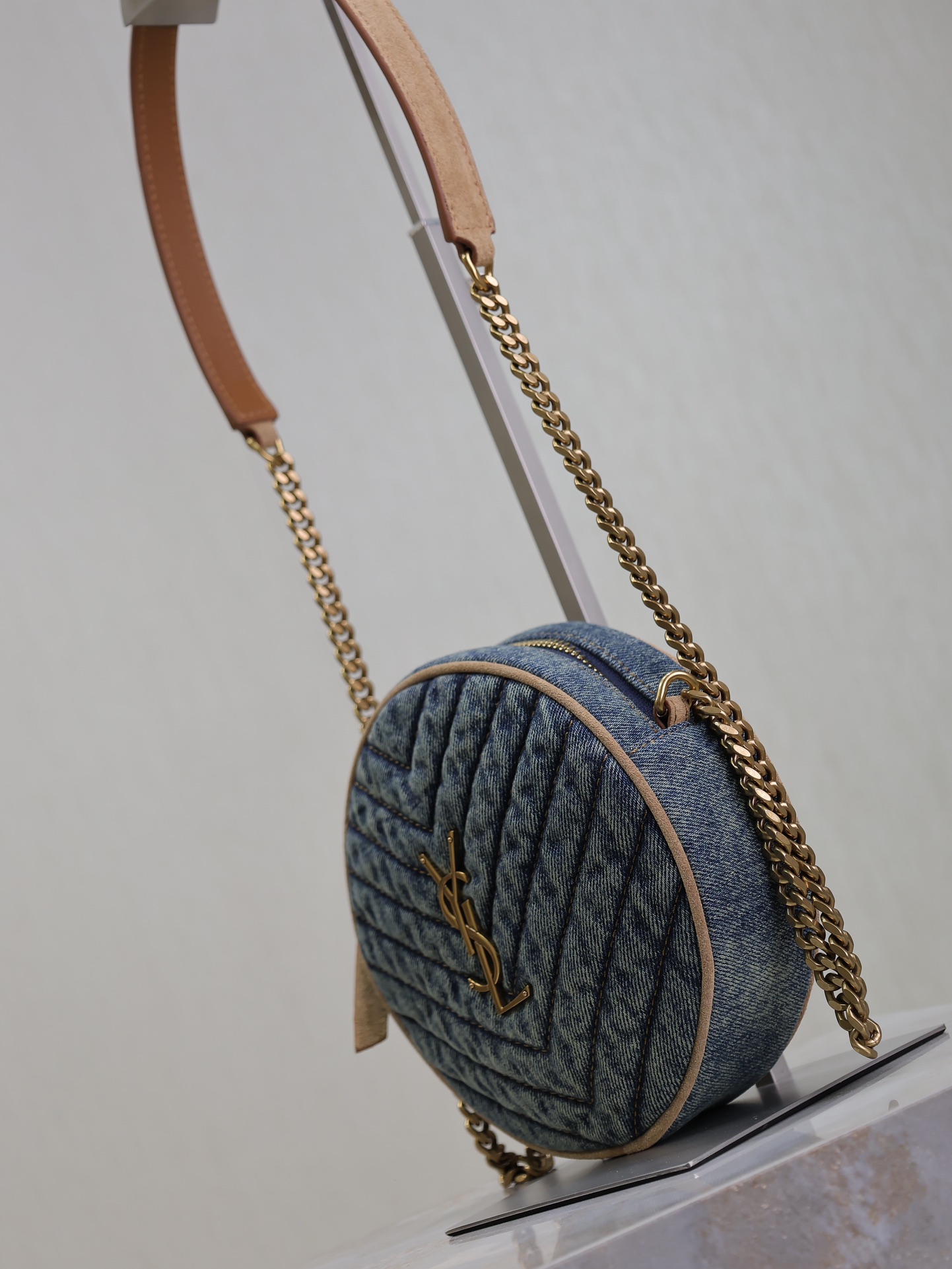 Yves Saint Laurent VINYLE round bag 610436
