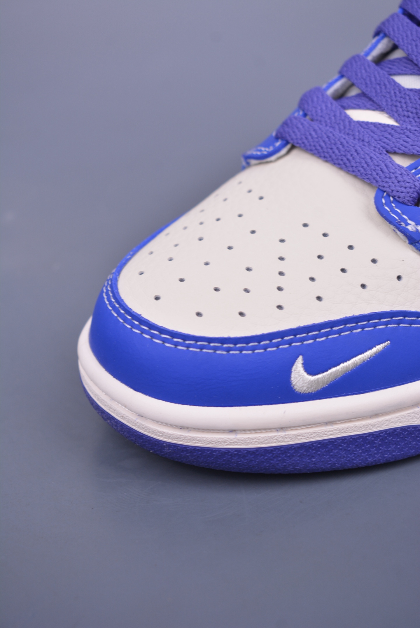 UN x Nike SB Dunk Low sneakers Blue and White KK1333-045