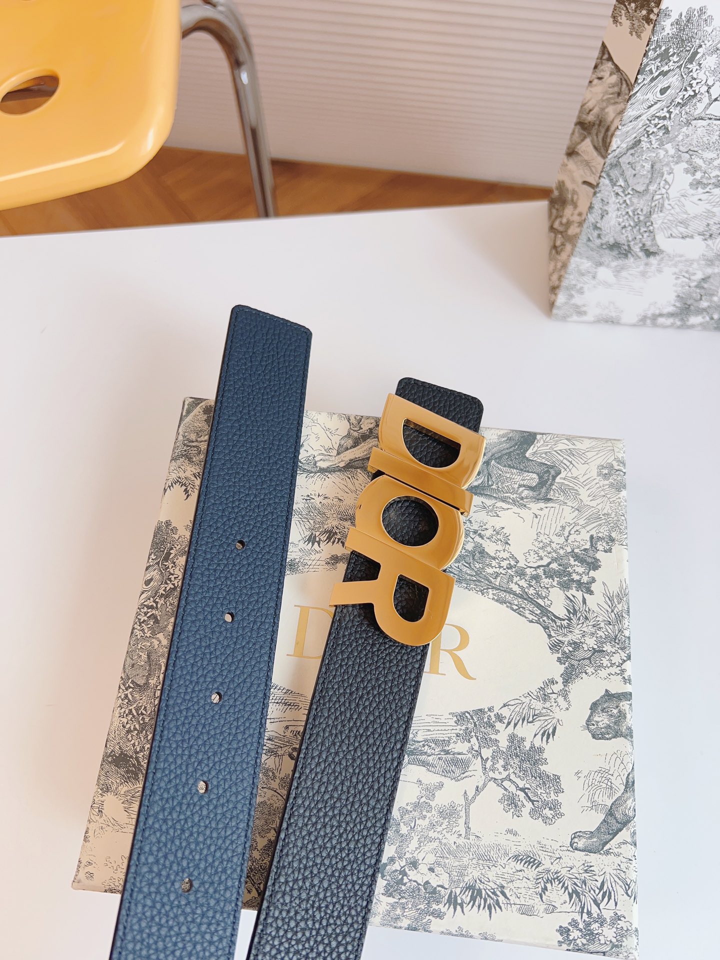 Dior double-sided leather belt with letter buckle, 3.5CM wide