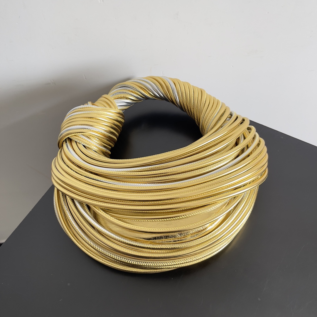 Bottega Veneta tubular leather jodie handbag 755540