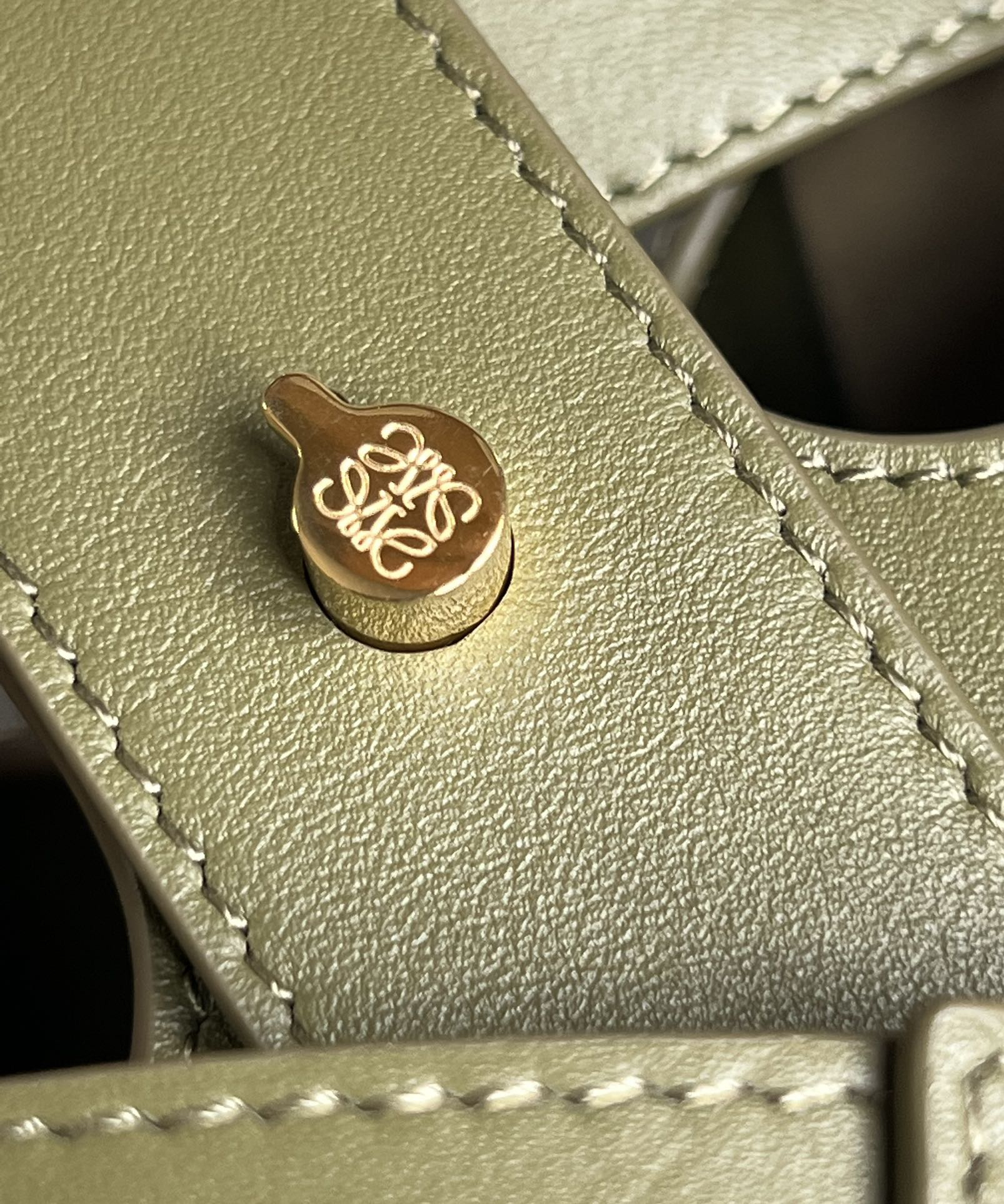 Loewe Pebble mini bucket bag 0705