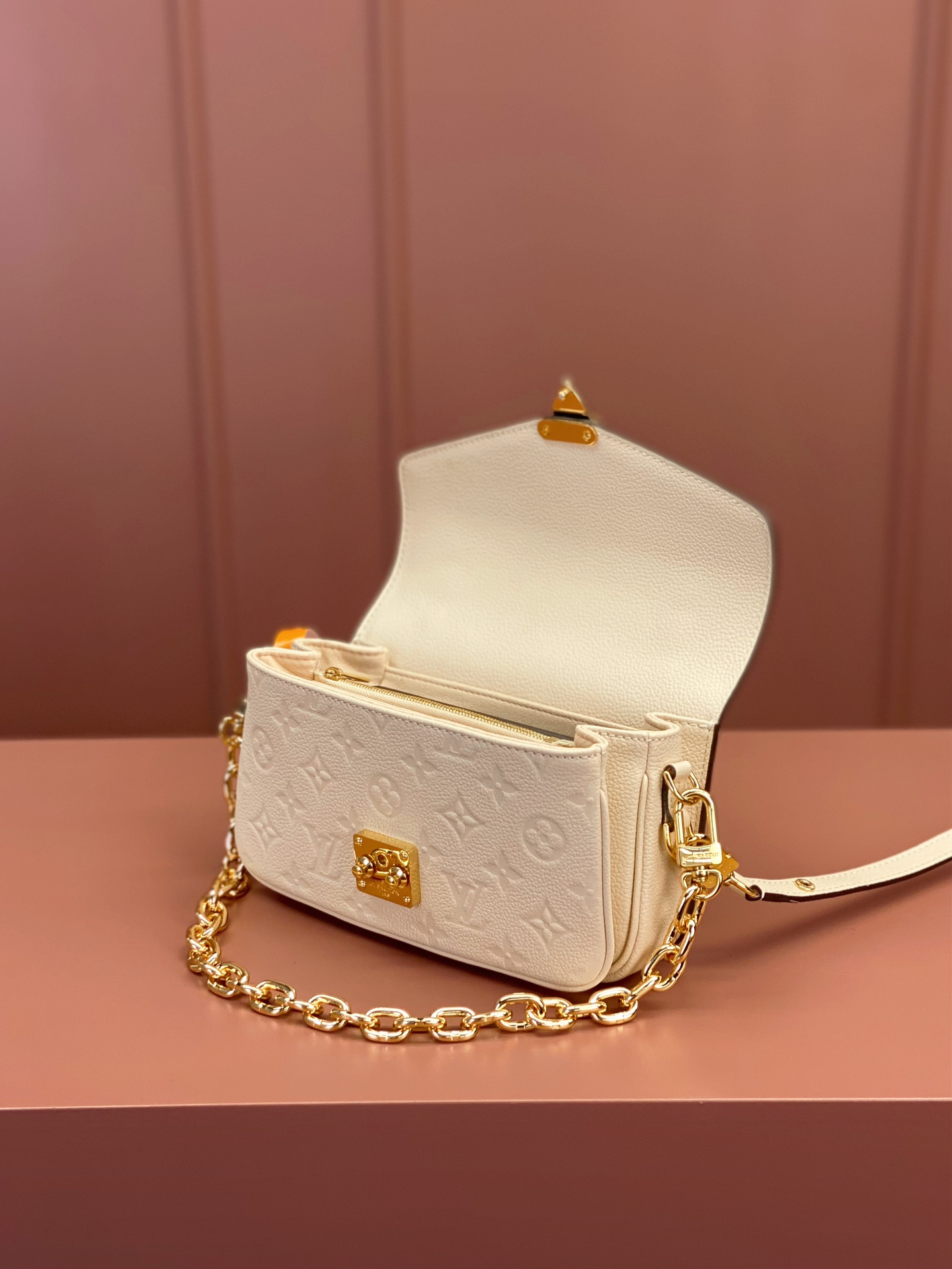 Louis Vuitton POCHETTE MÉTIS EAST WEST Handbag M22942