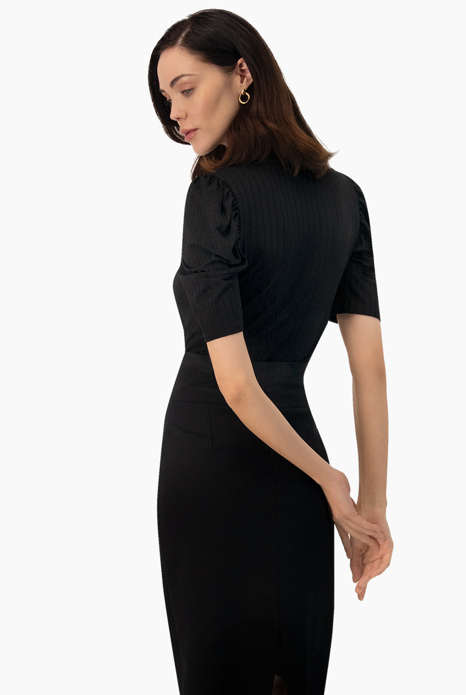 Blusa negra de hombro abullonado