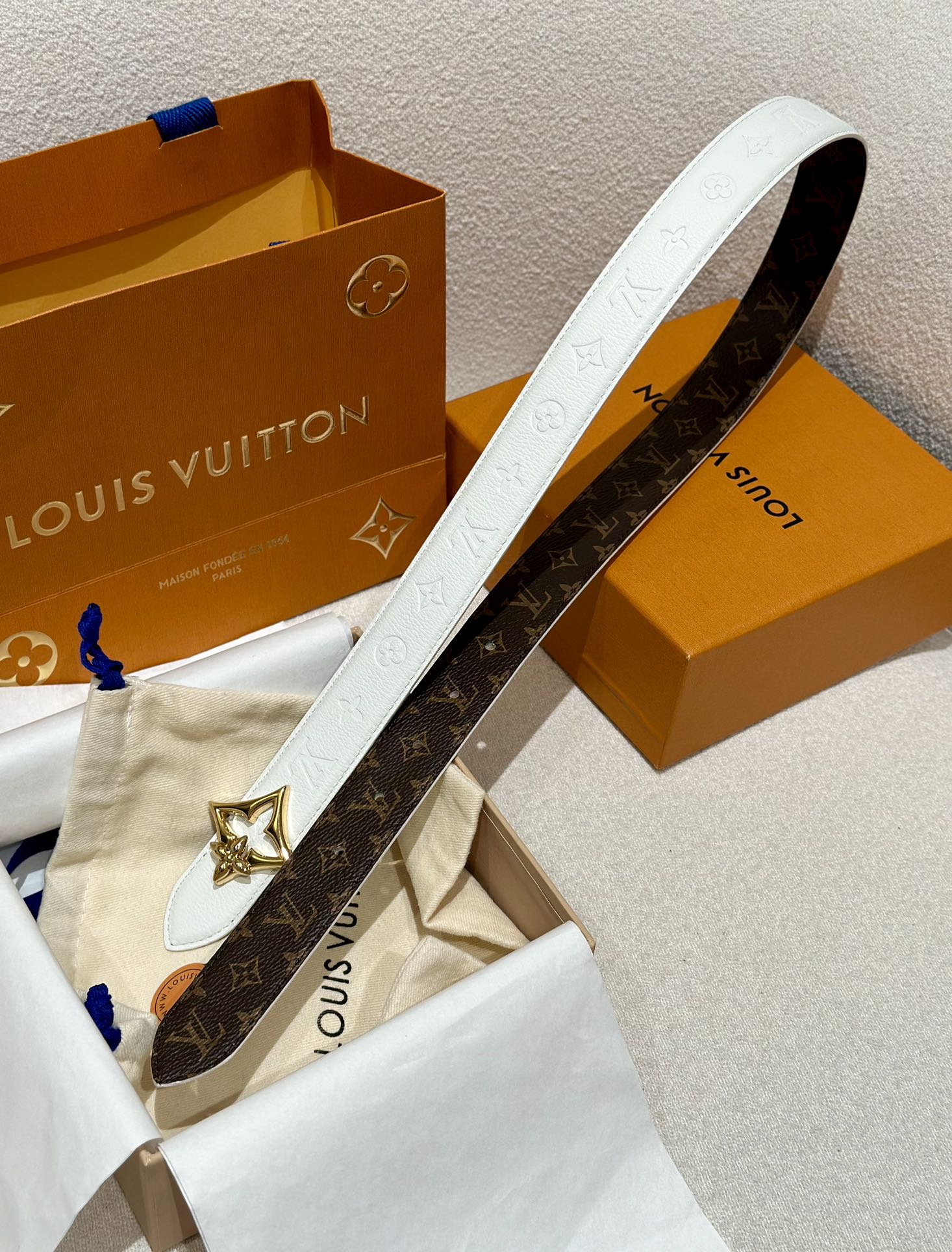 Louis Vuitton embossed double-faced cowhide belt, 3cm wide