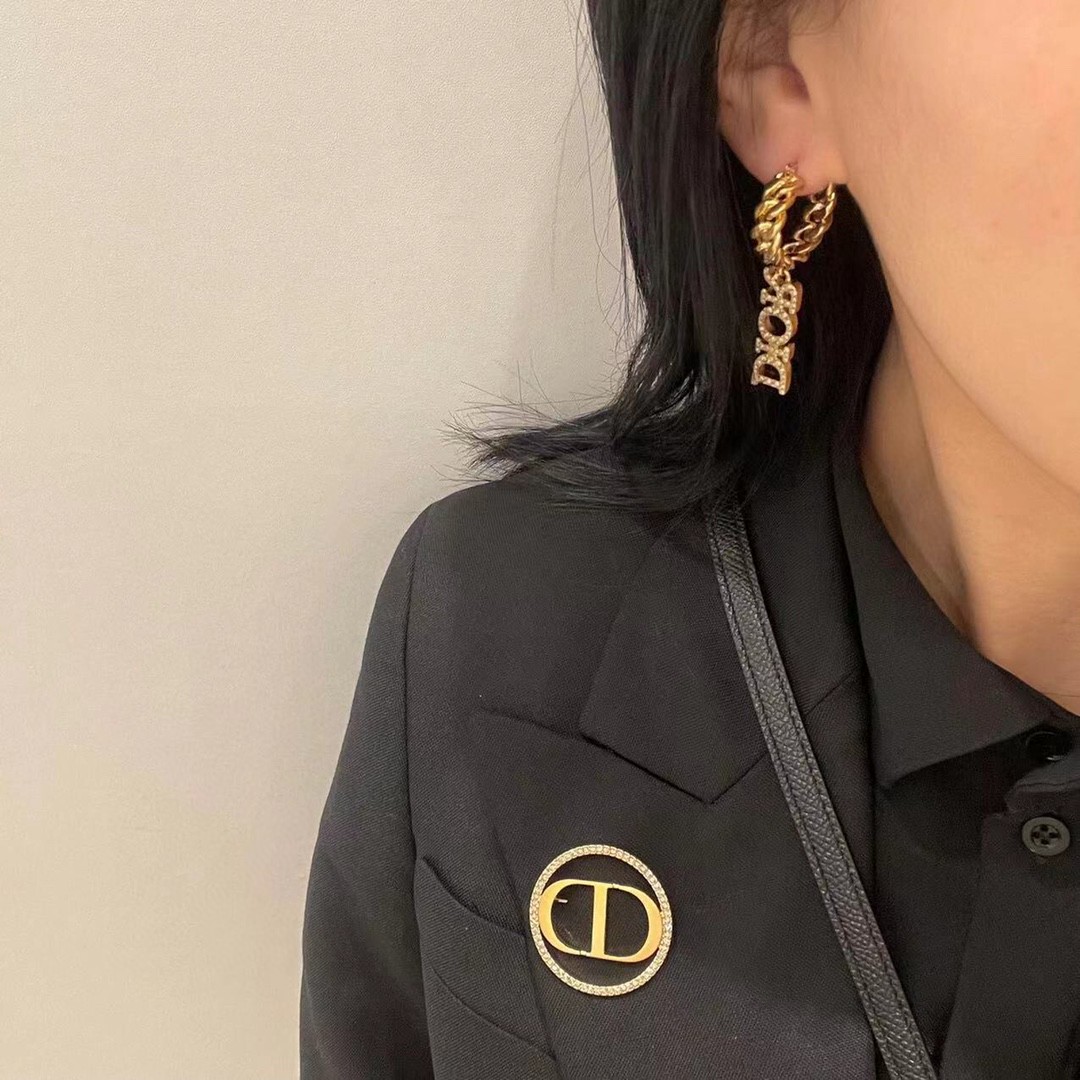 Dior chain diamond font earrings