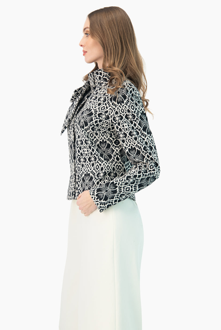 Trench corto con broches