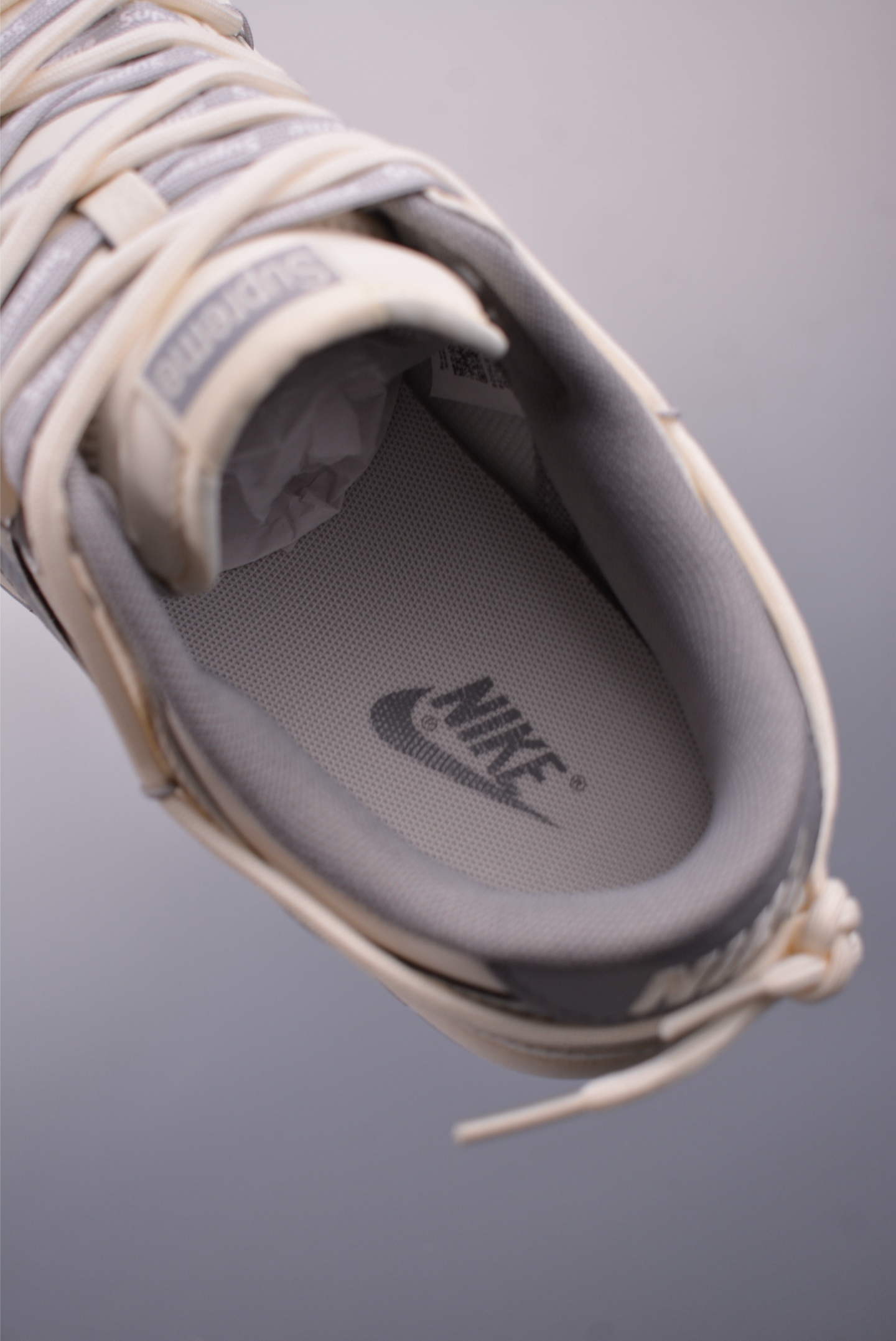 SUPREME x Nike SB Dunk Low sneakers Off-white and gray DM6868-086
