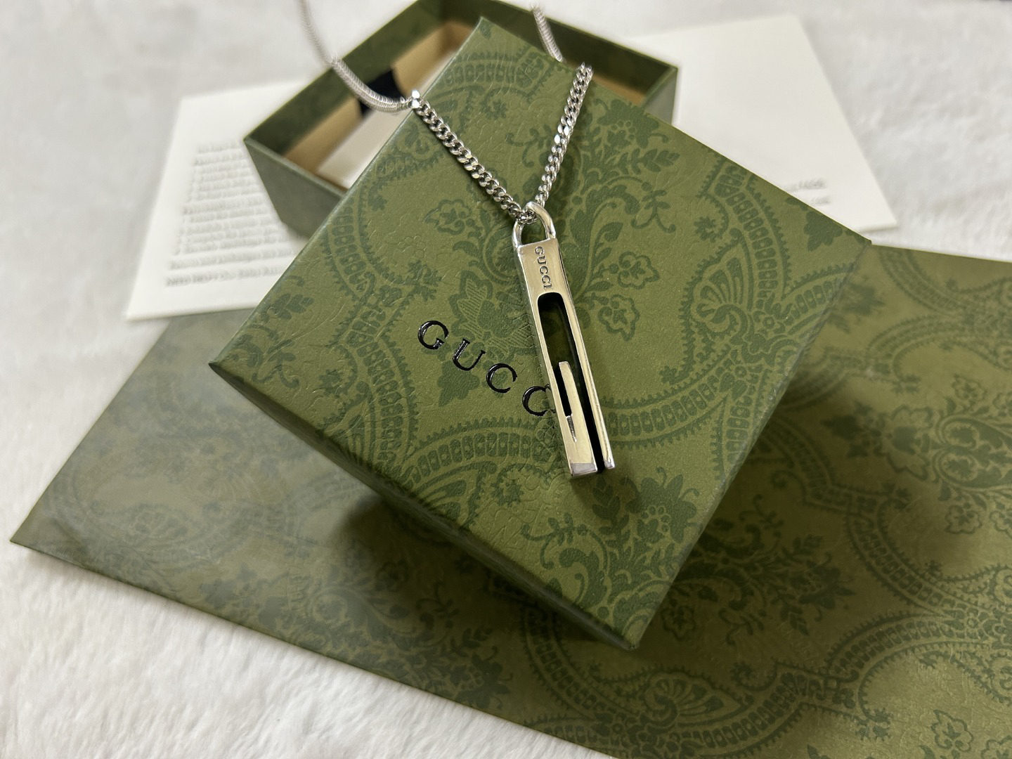 Gucci hollow bar necklace