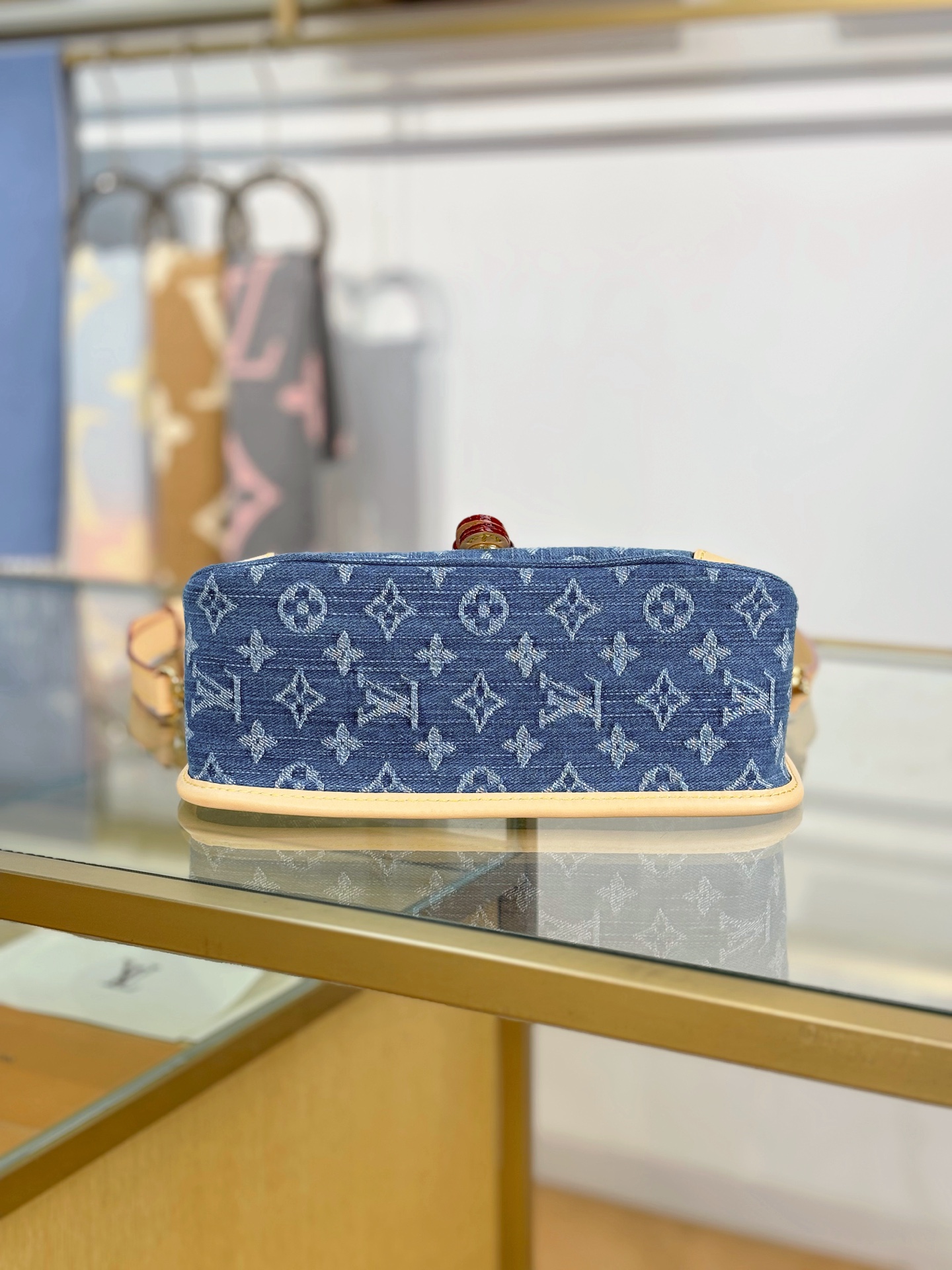 Louis Vuitton DIANE Handbag M13070