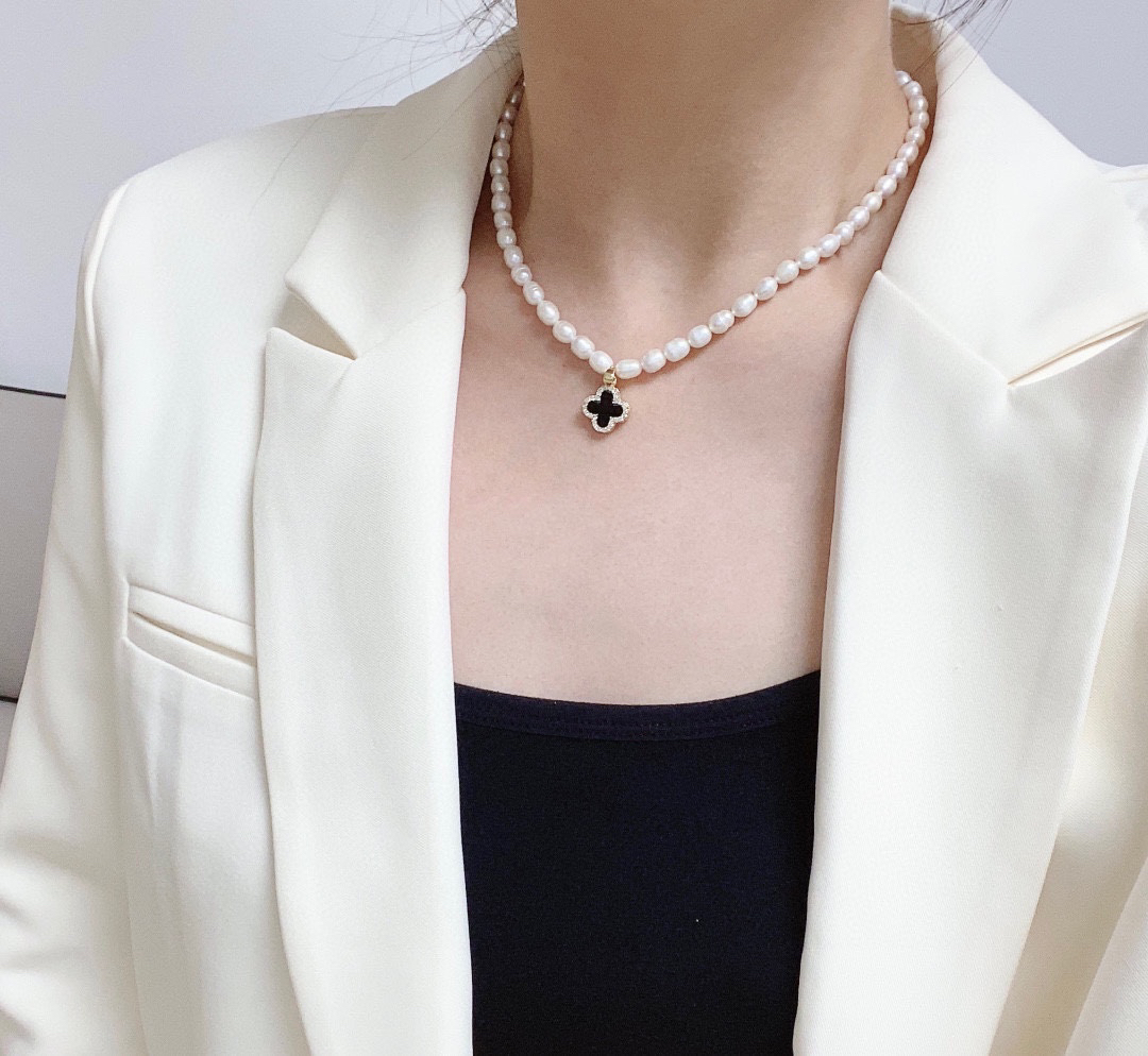 Chanel natural freshwater pearl four-leaf clover necklace