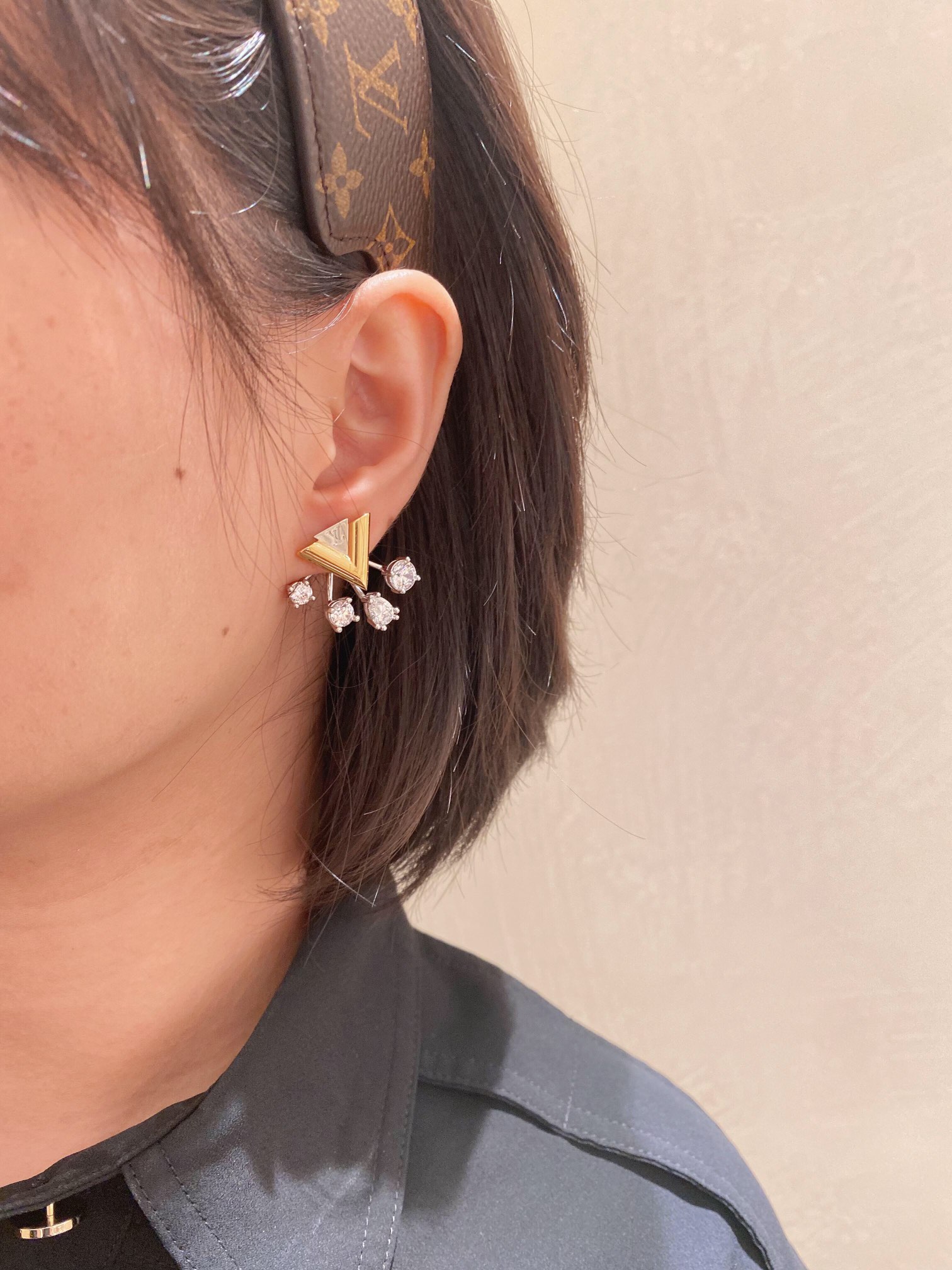 Louis Vuitton Letter V Rhinestone Four-claw Earrings