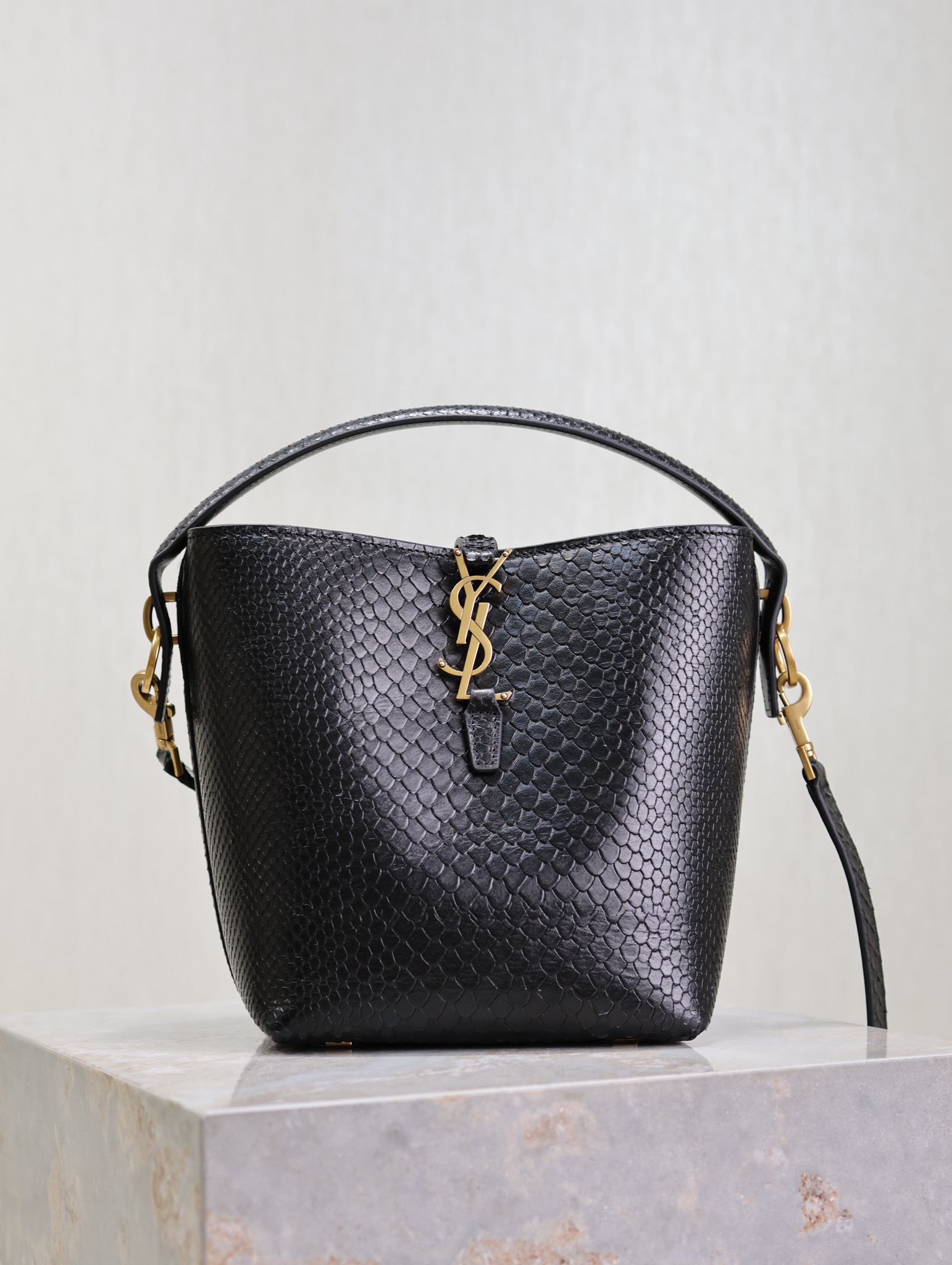Yves Saint Laurent LE 37 Bucket Bag 749036