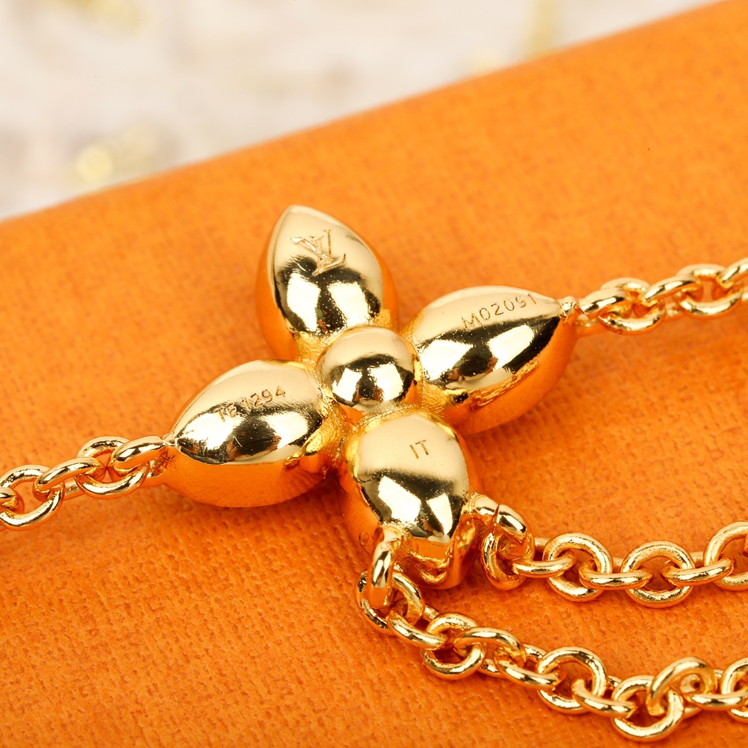 Louis Vuitton four-leaf clover diamond bracelet