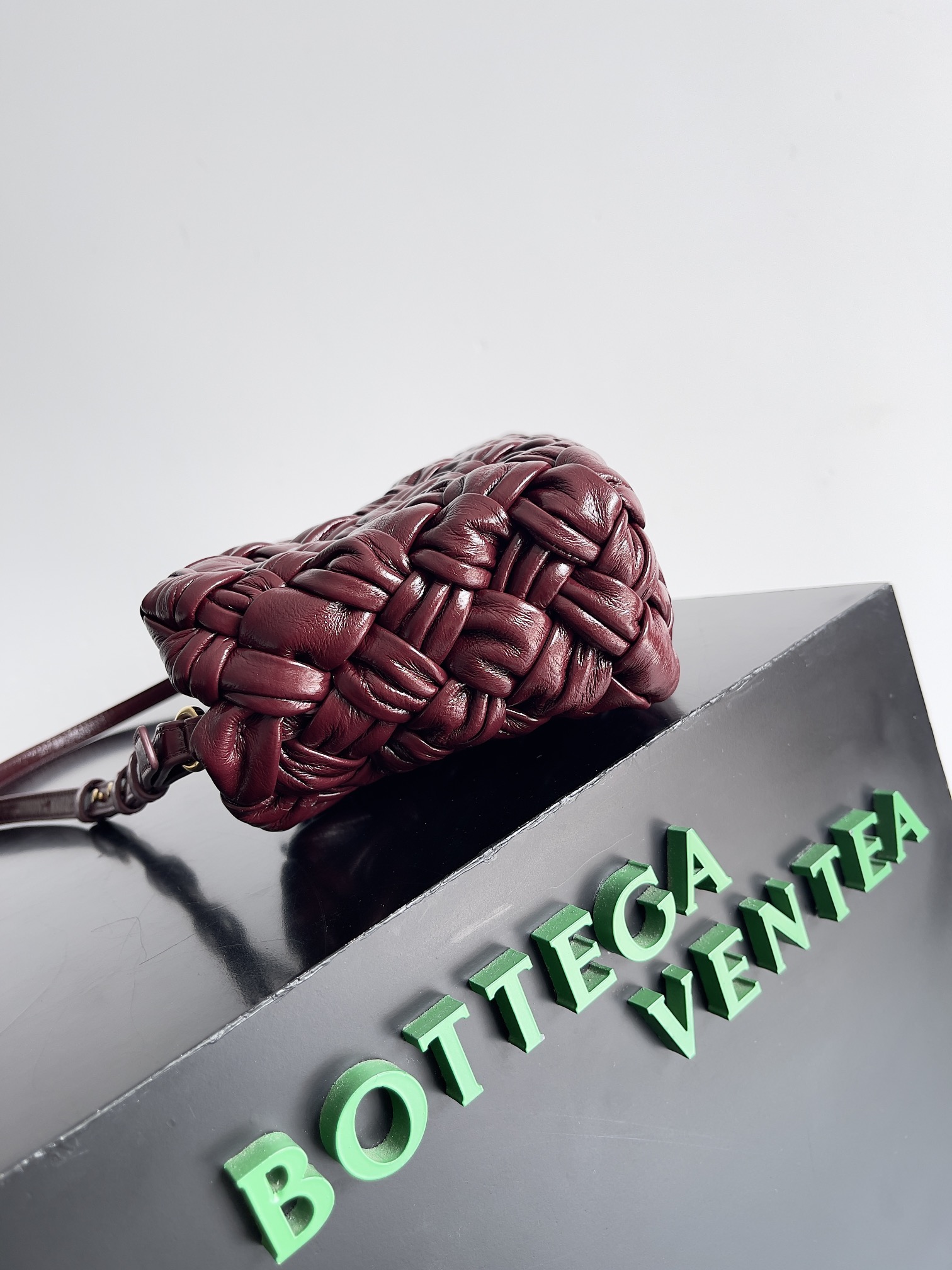 Bottega Veneta Kalimero cha cha woven handbag 785780