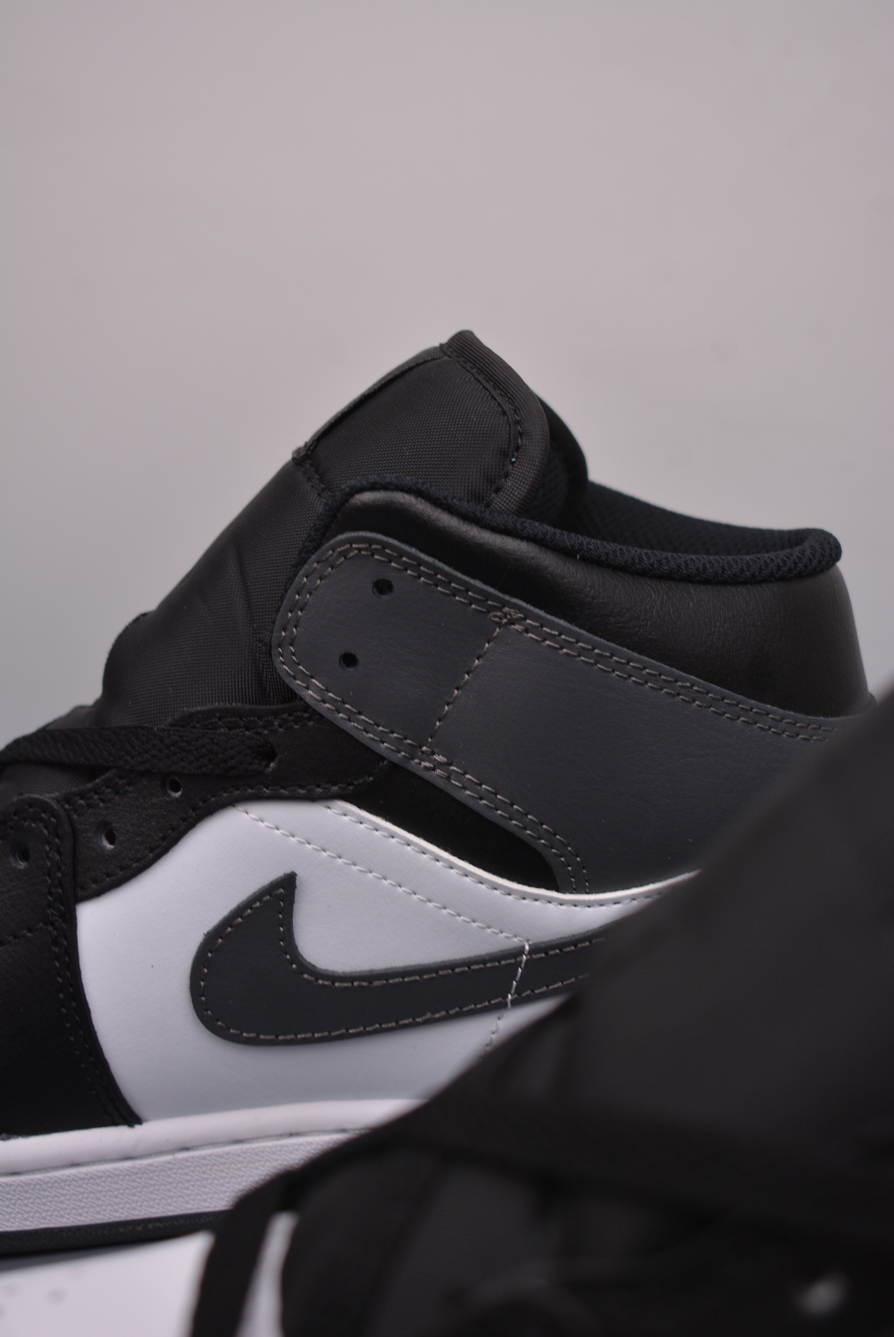 Air Jordan 1 Mid Black Grey  DQ8426-001