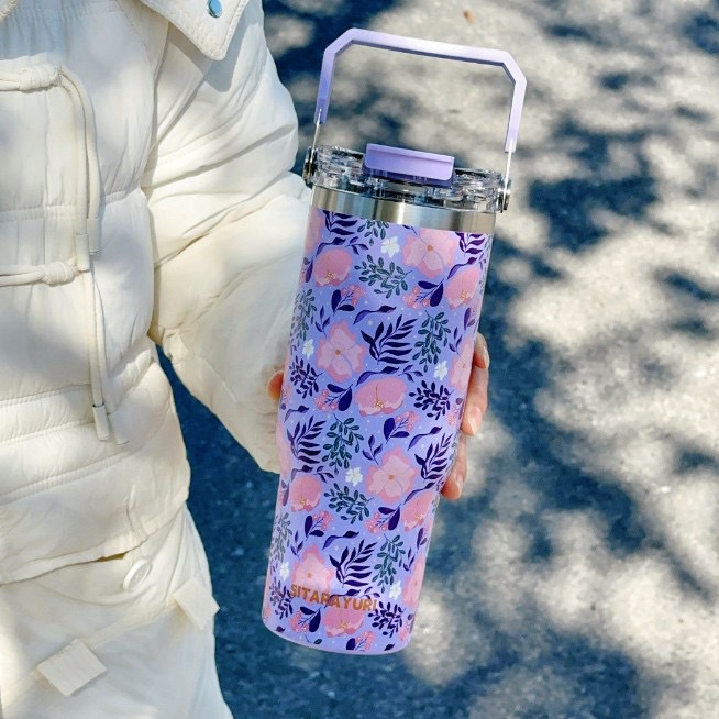 This portable thermos features a 3D floral design, making it suitable for car use and keeping drinks ice-cold. Its hard handle makes it portable and ideal for outdoor travel.
