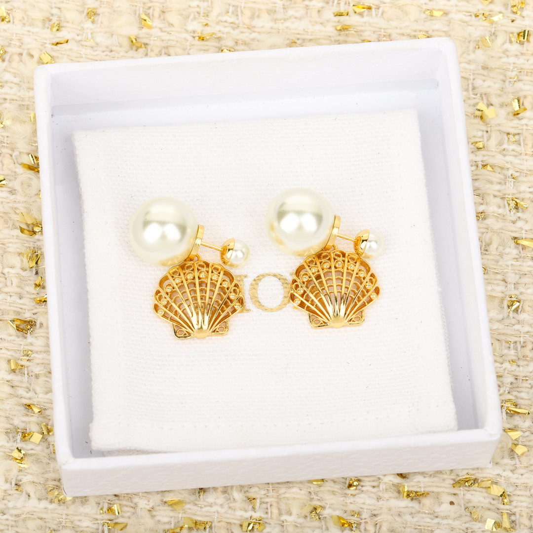 Dior 25 hollow shell earrings