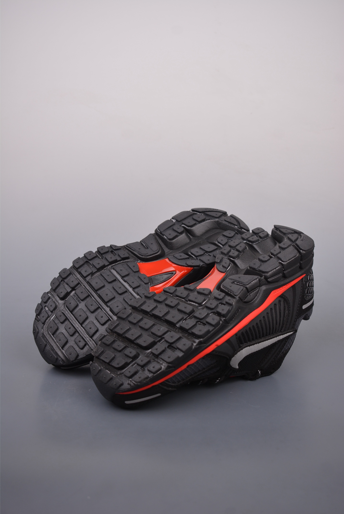 NIKE ZOOM Vomero 5 SP Retro Style Black White Red