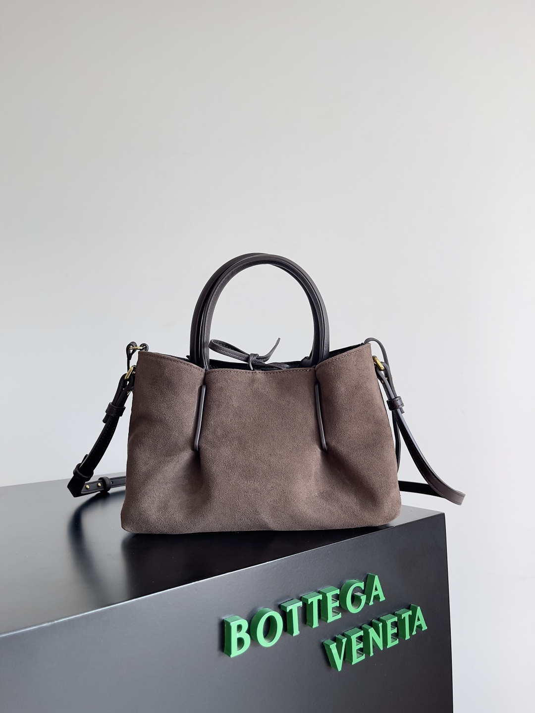 BOTTEGA VENETA 2025 PINACOTECA Small Bag 819004