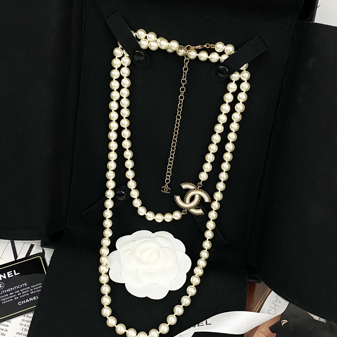 CHAN 24 vintage enamel double c pearl necklace