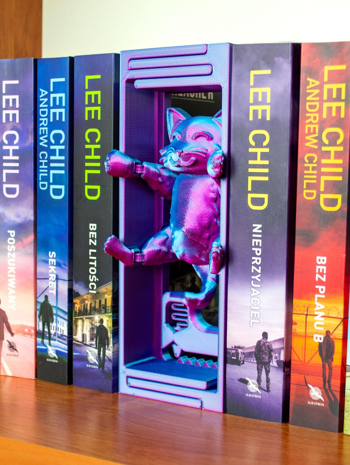 Hanging Cat: Adjustable Book Nook / Bookends