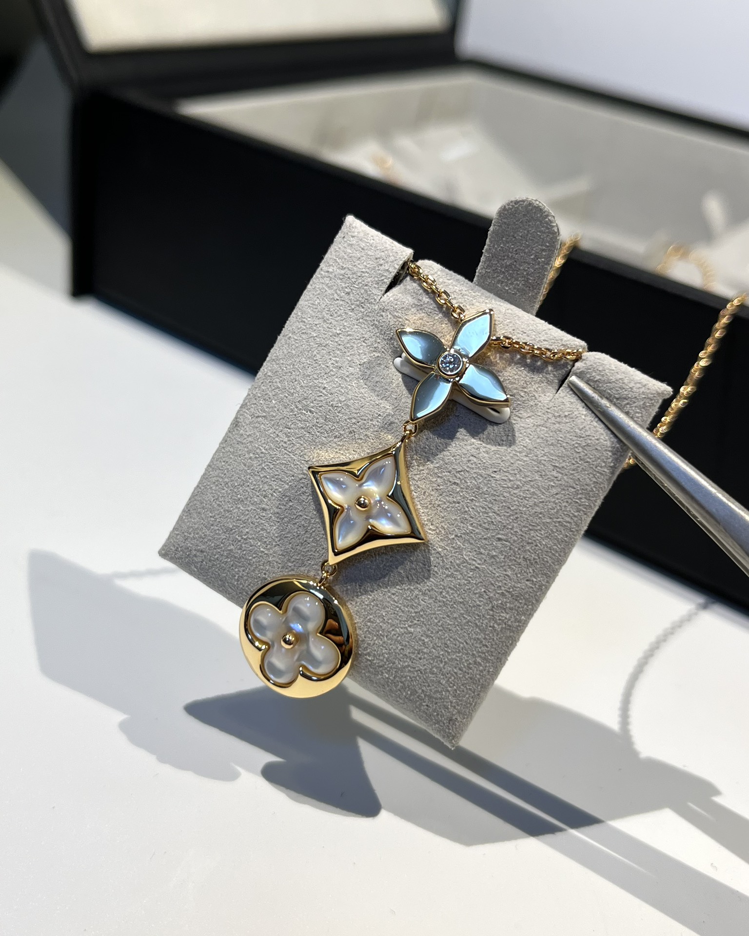 LV Color Blossom Series Mother-of-Pearl Three-Flower Necklace