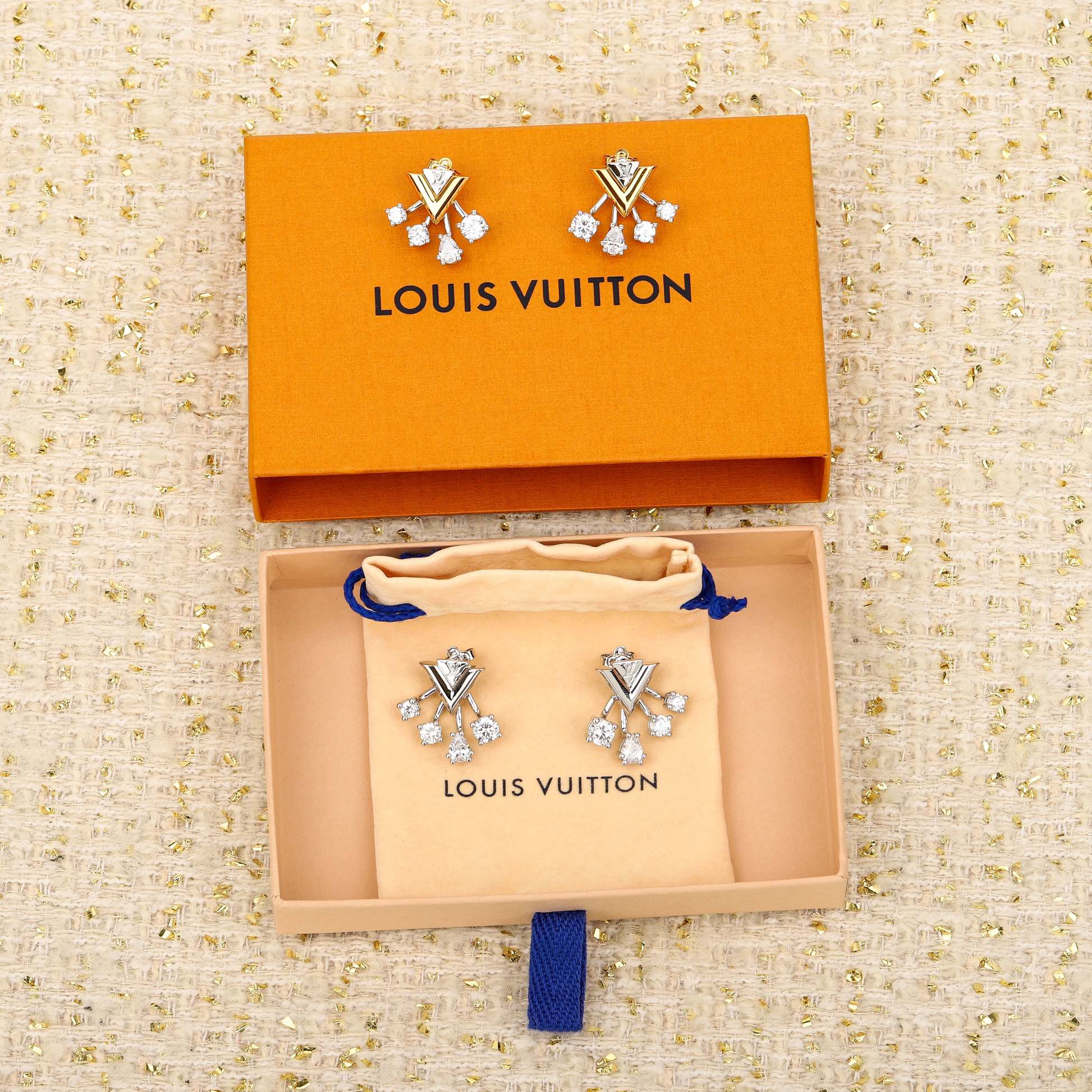 Louis Vuitton Letter V Rhinestone Four-claw Earrings