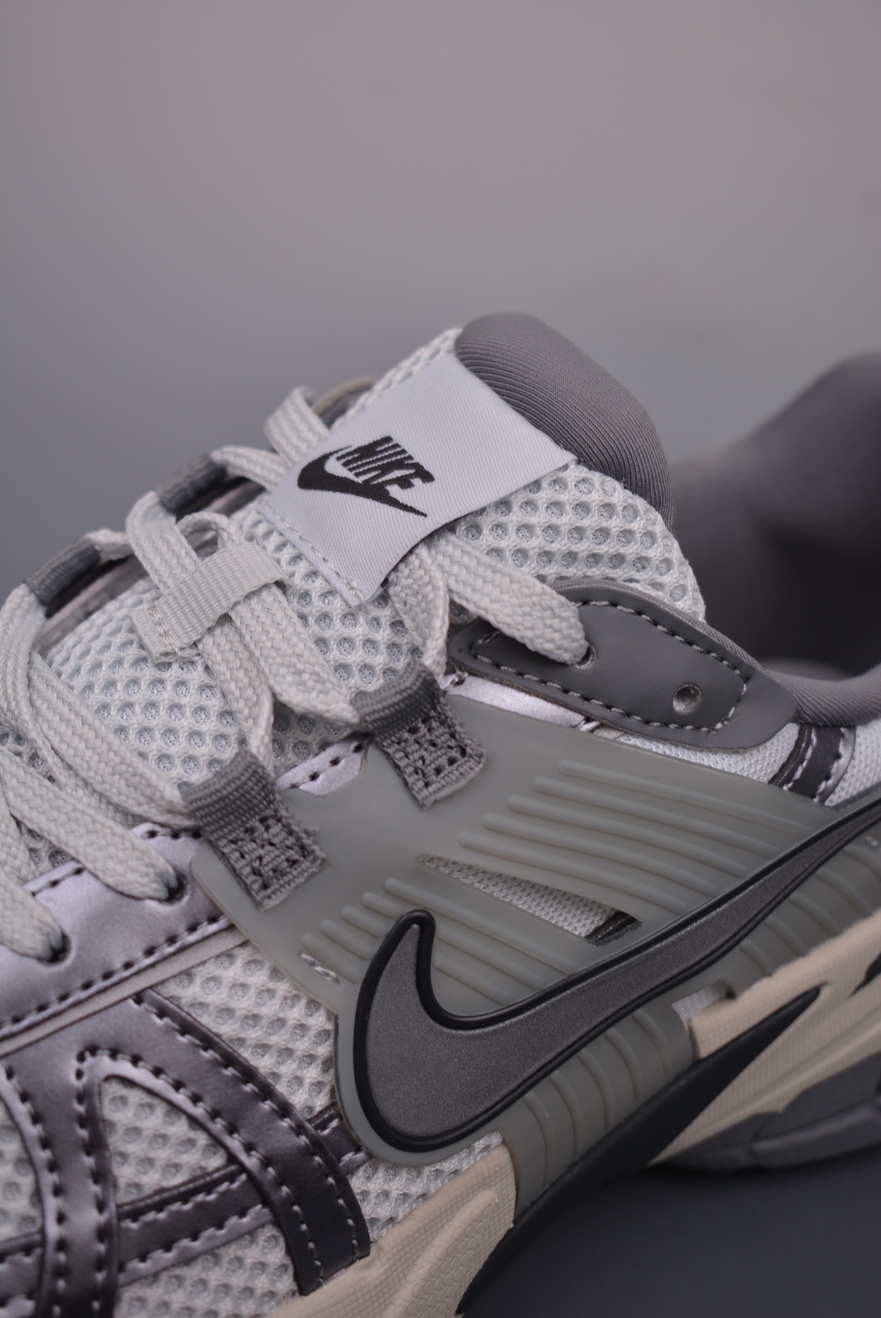 Nike Wmns V2K Runtekk LowTitanium Steel Grey FD0736-003