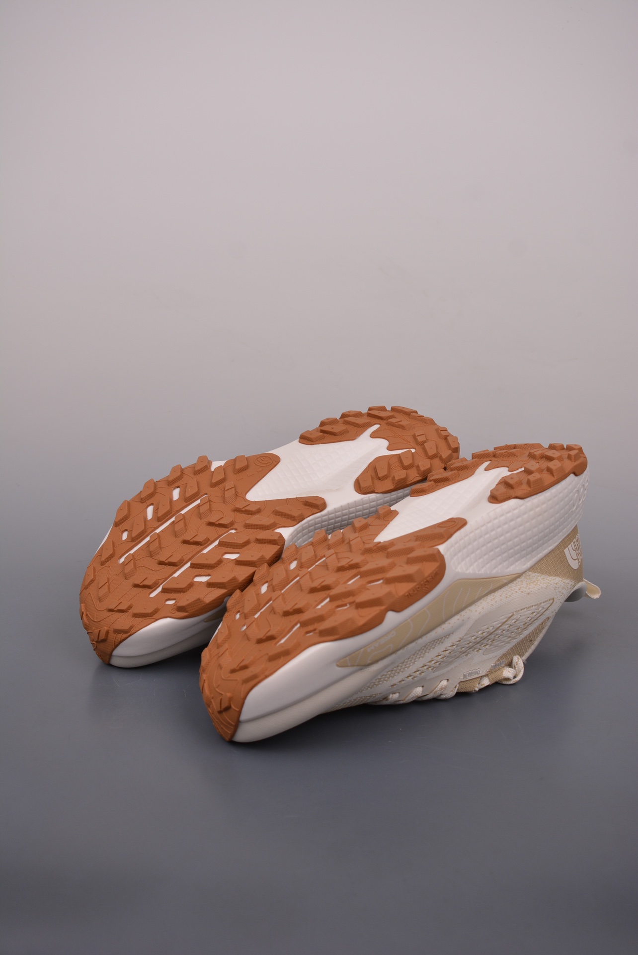 The North Face Altamesa 500 sneakers in off-white khaki NF0A83N3TOB-085
