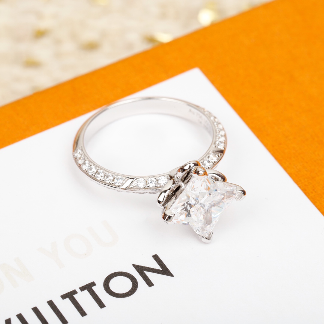 Louis Vuitton cut star full diamond ring