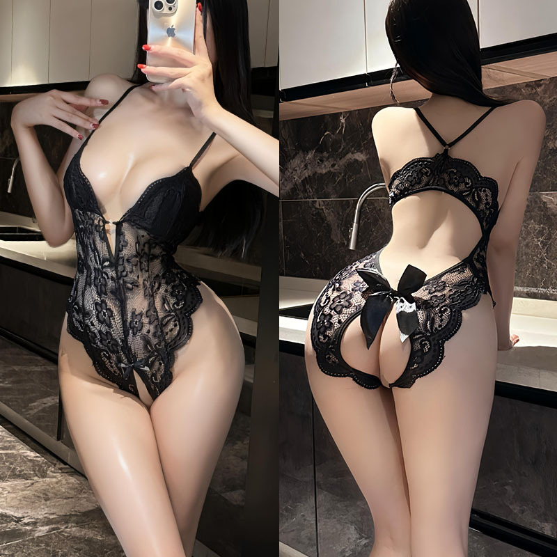 Exposing breasts, sexy lingerie, patent leather bodysuit, super sexy and passionate uniform temptation