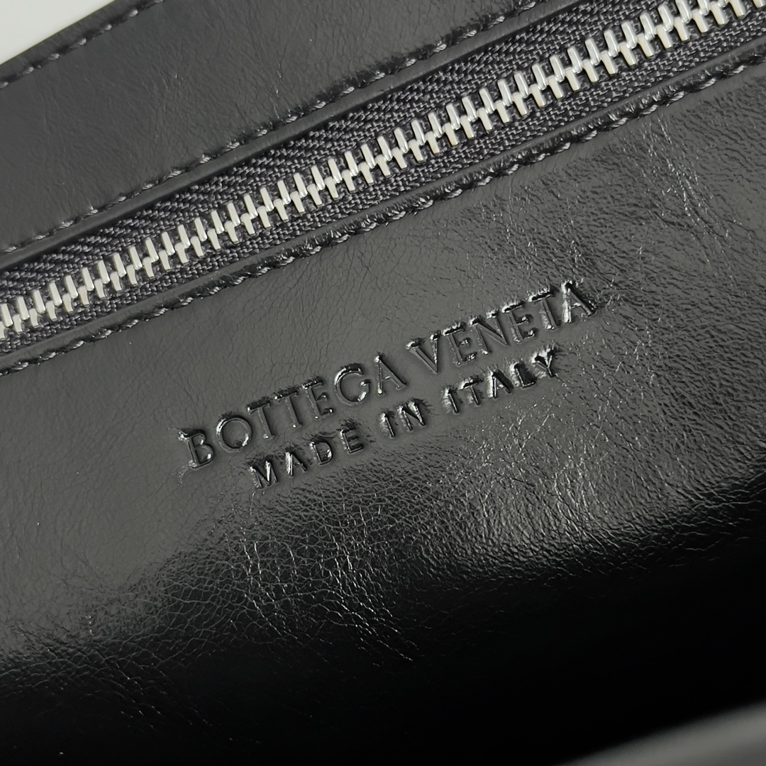 Bottega Veneta 24 Rumple Messenger Bag 776519