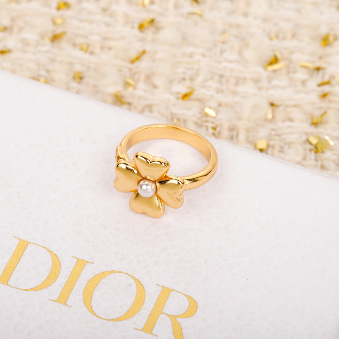 Dior four leaf clover ring