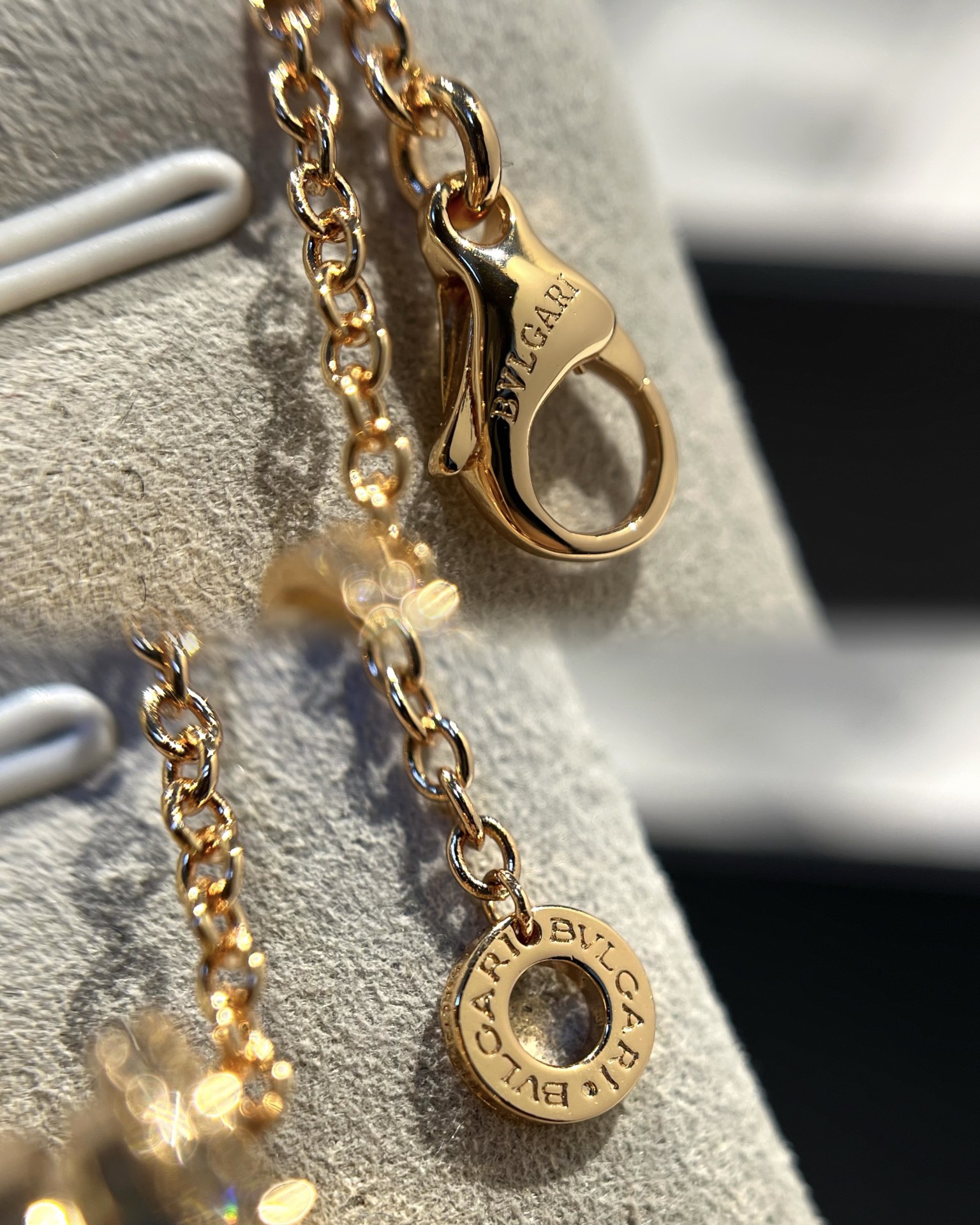 Bulgari B.ZERO1 series diamond spring necklace