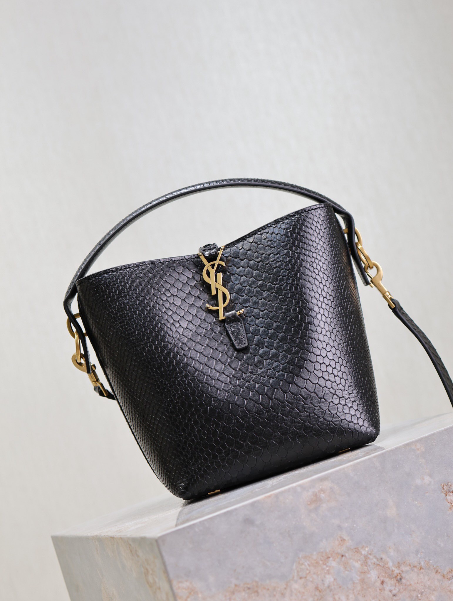 Yves Saint Laurent LE 37 Bucket Bag 749036