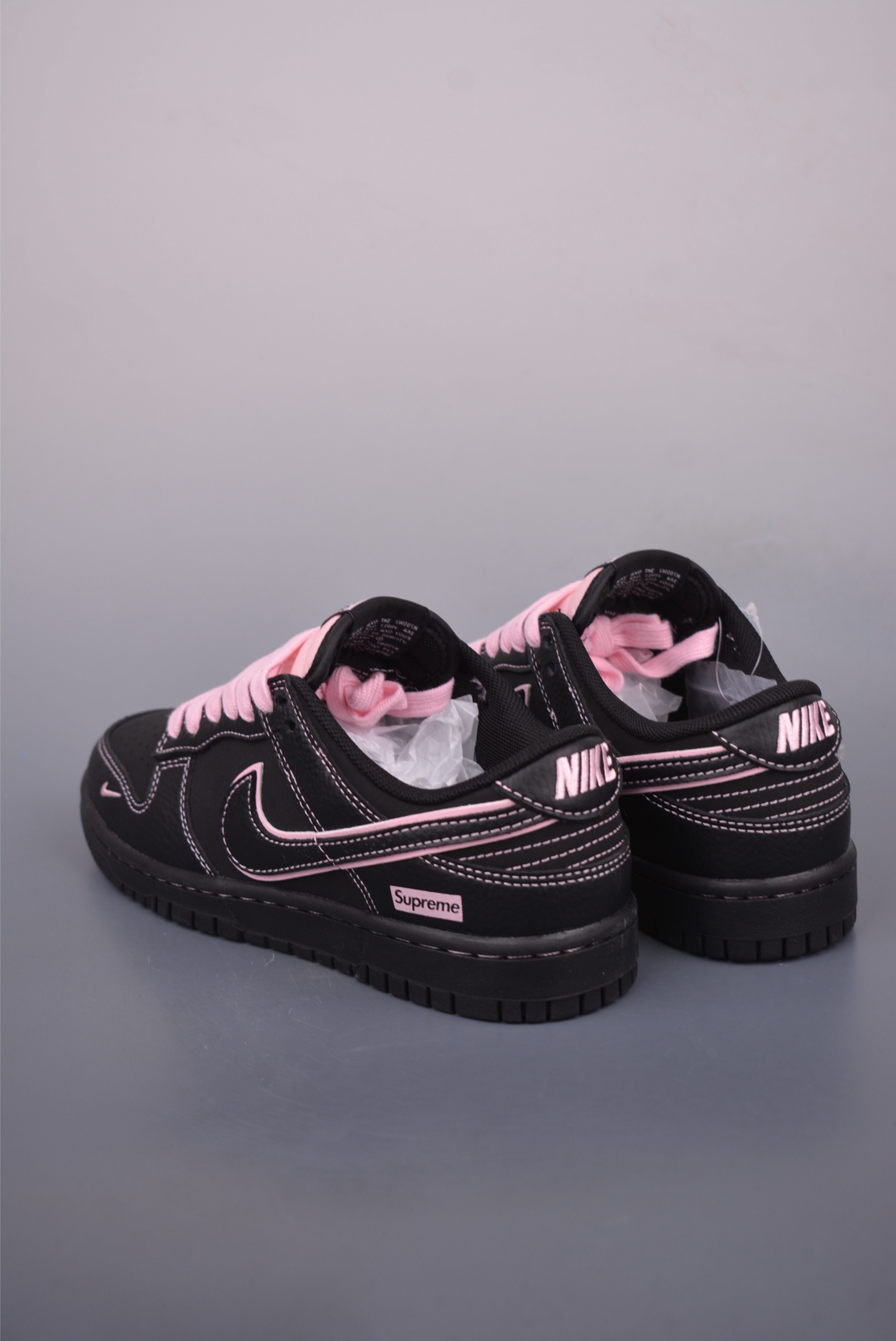 Supreme x Nike SB Dunk Low 