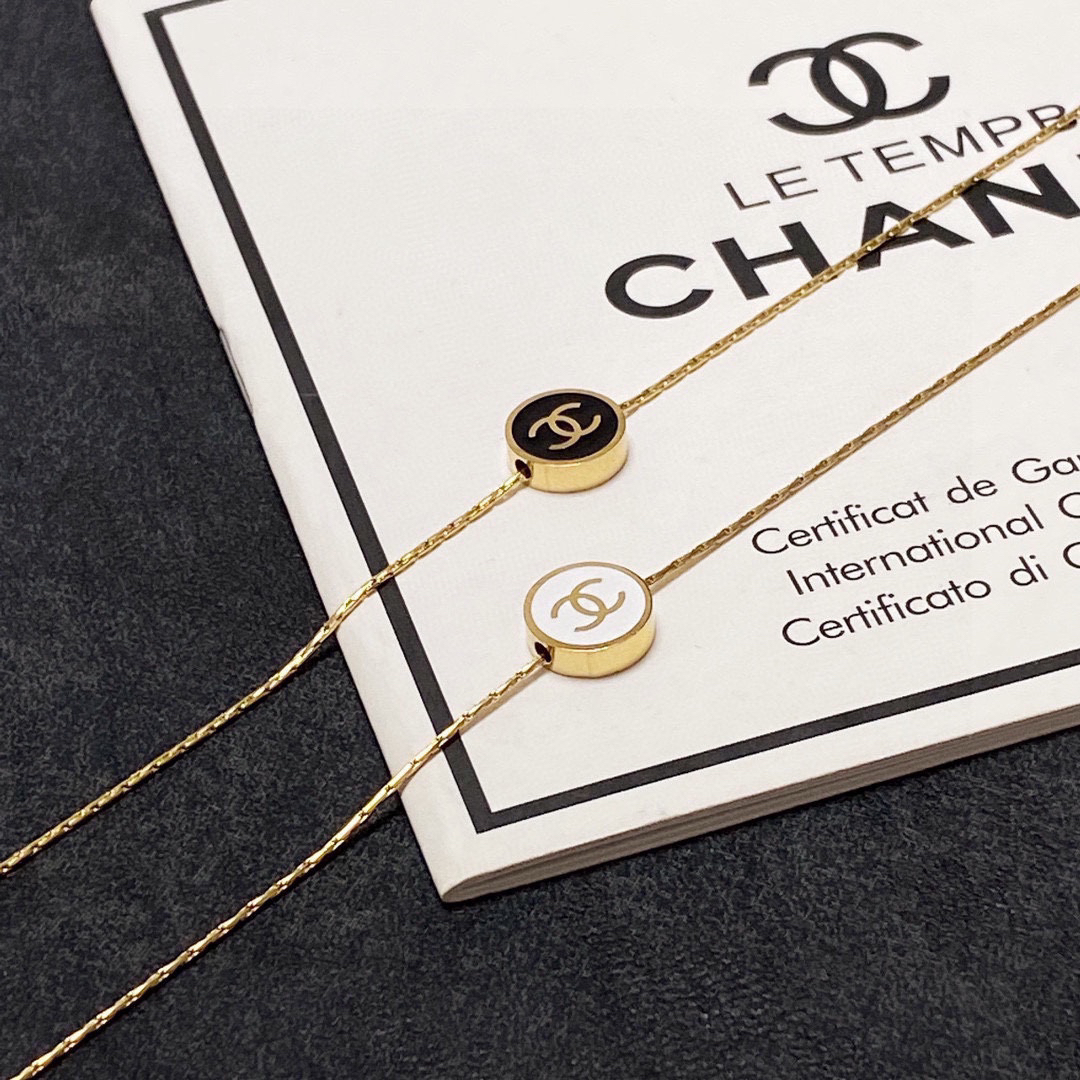 Chanel black and white two-sided thin necklace