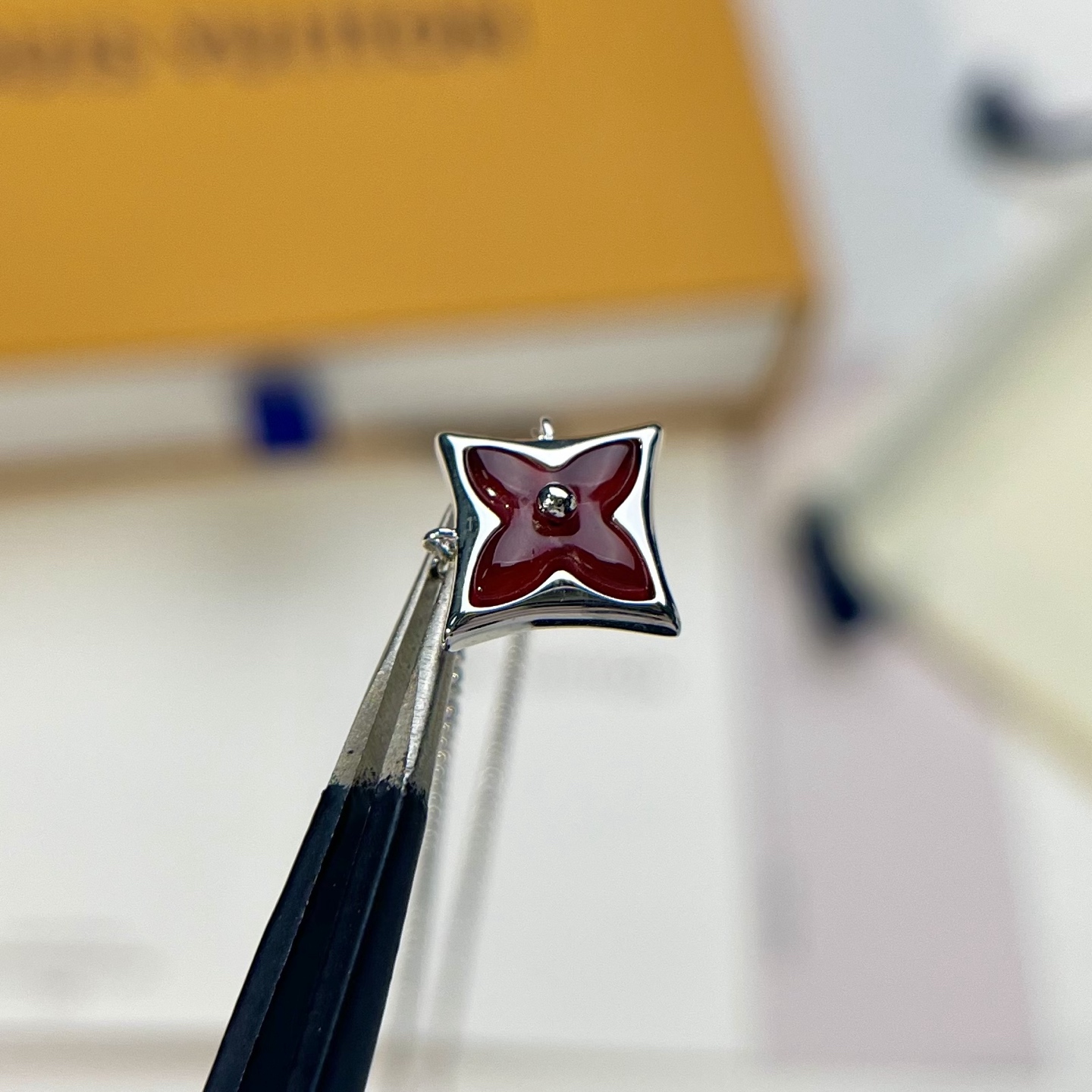 Louis Vuitton single flower diamond necklace