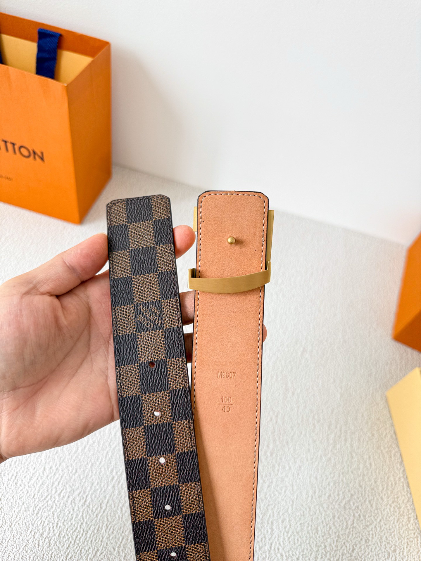 Louis Vuitton carved buckle belt with monogram, 3.8cm width