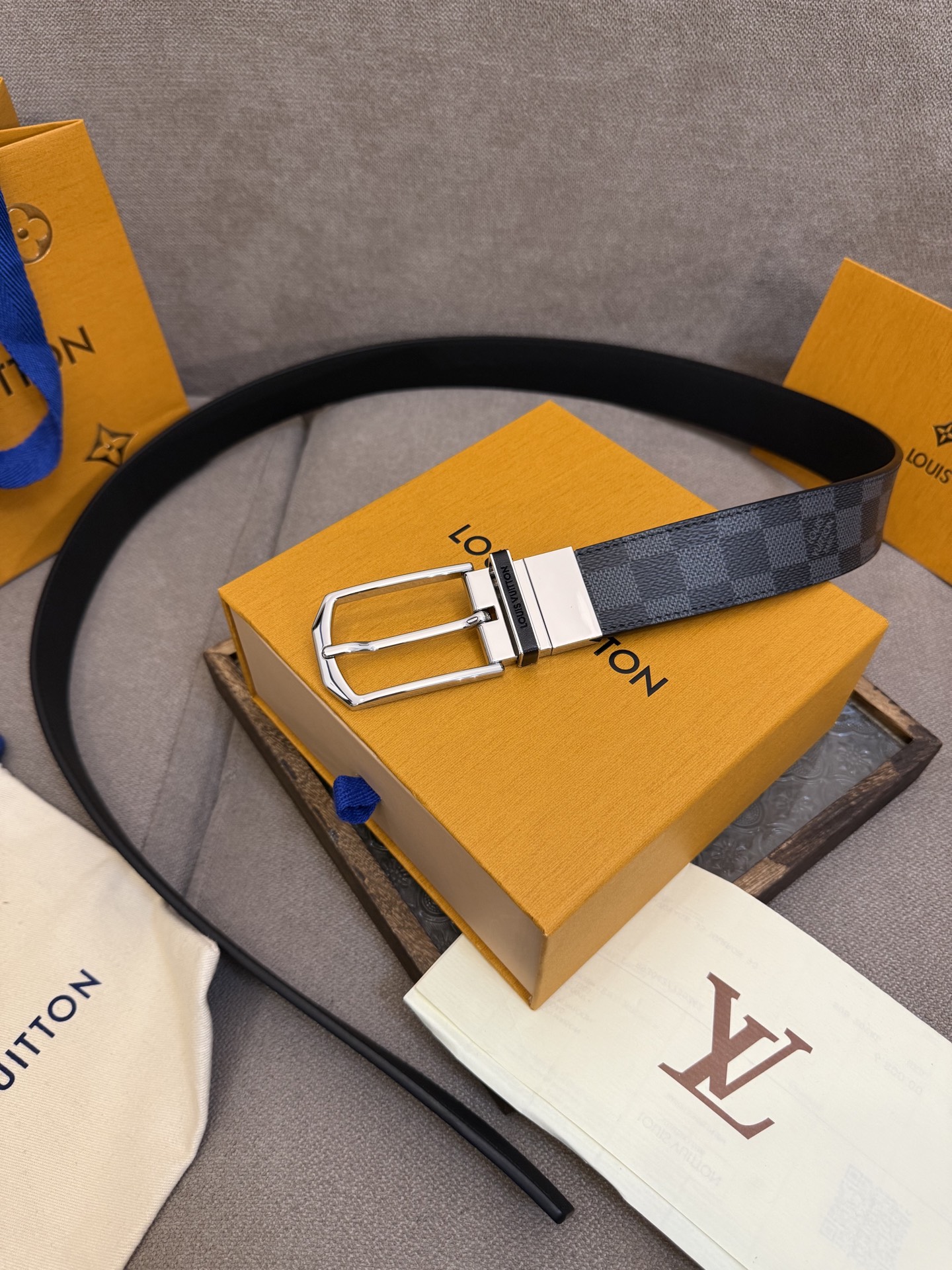 Louis Vuitton embossed cowhide double-sided men's belt, 3.5cm wide