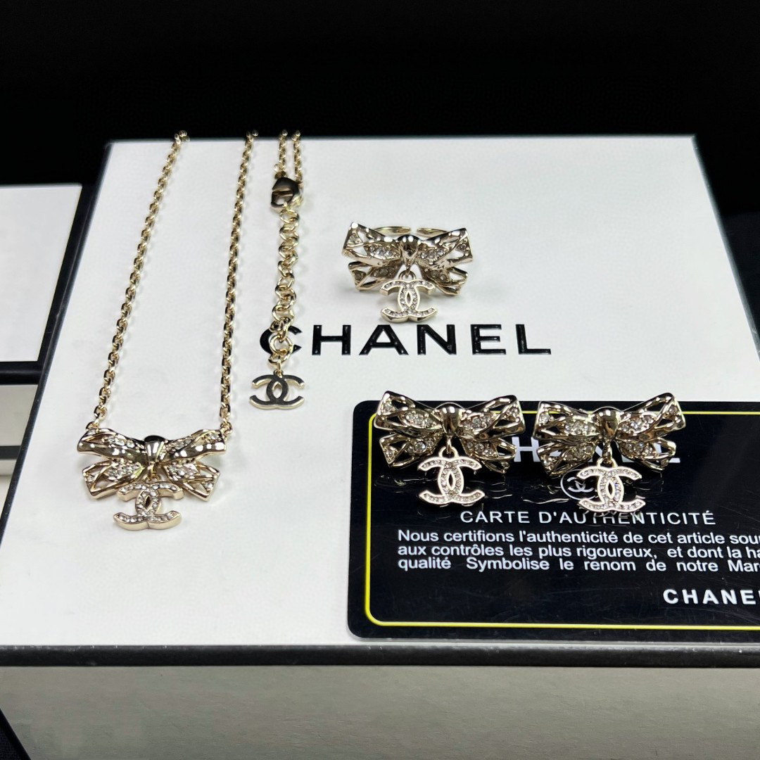 CHAN 24 Lace Bow Necklace