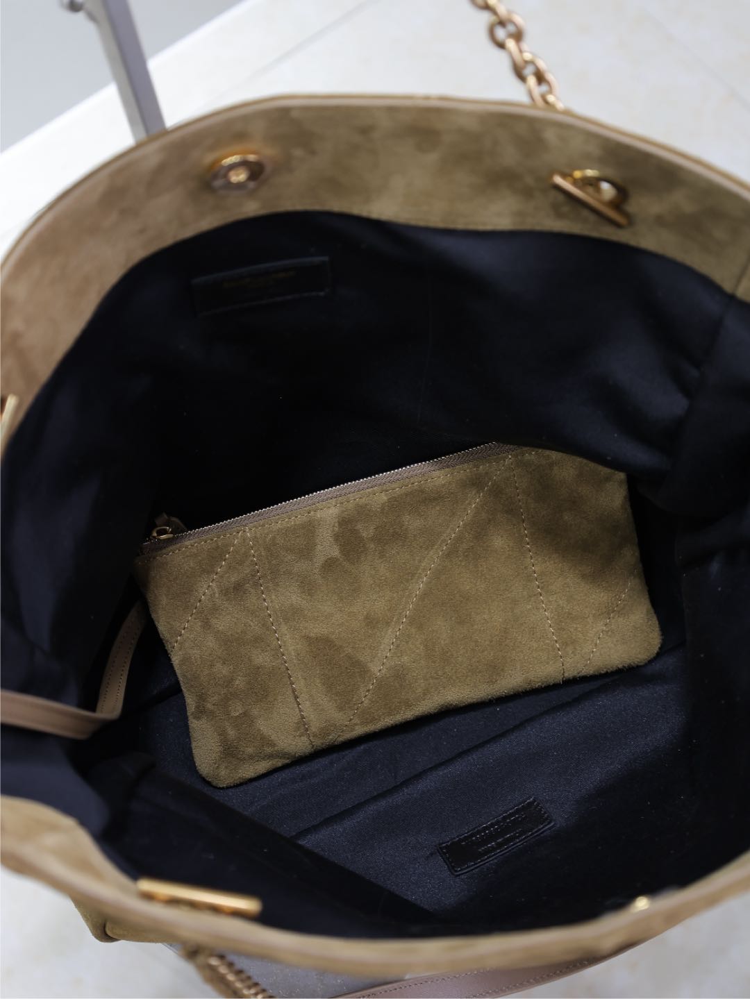 Yves Saint Laurent Jamie 4.3 Large CHON Bucket Bag 809824