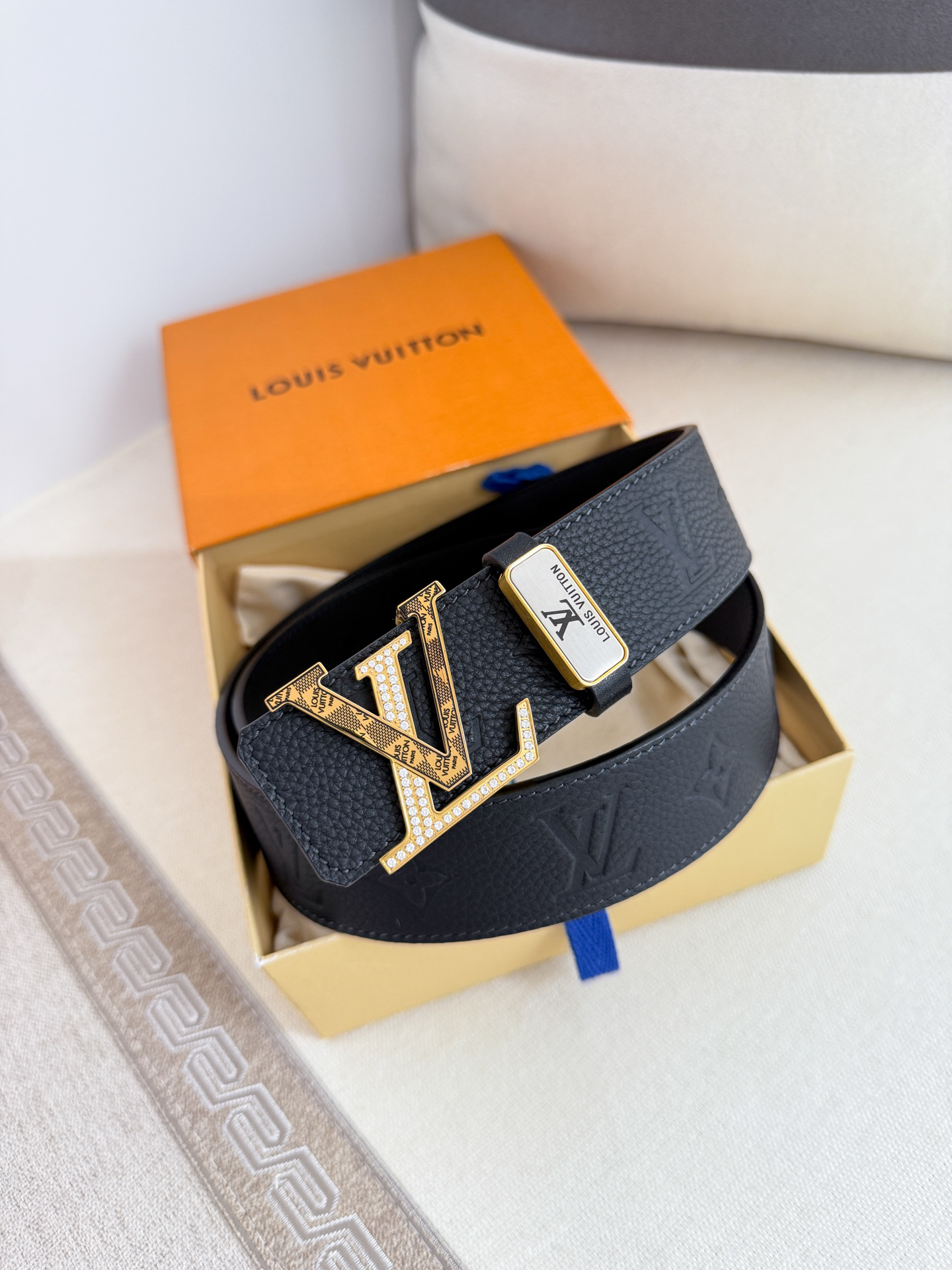 Louis Vuitton diamond-studded buckle embossed cowhide men's belt, 3.8cm wide