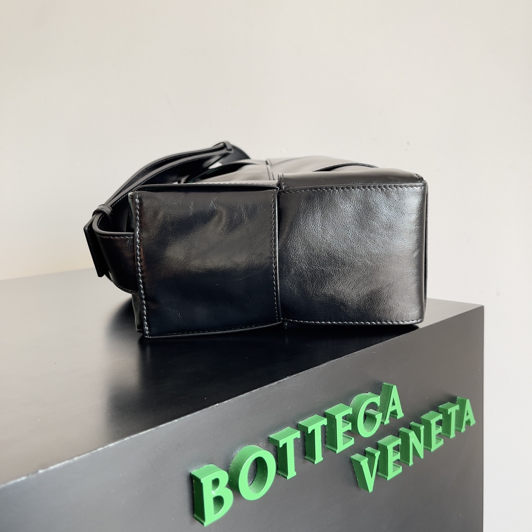 Bottega Veneta 2023 Early Spring Series Arco Camera Bag 731165