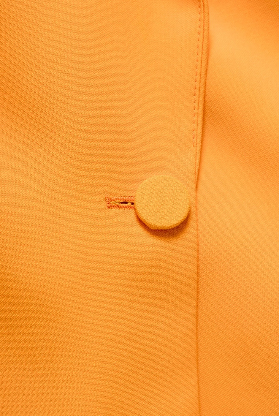 Saco naranja con un boton frontal