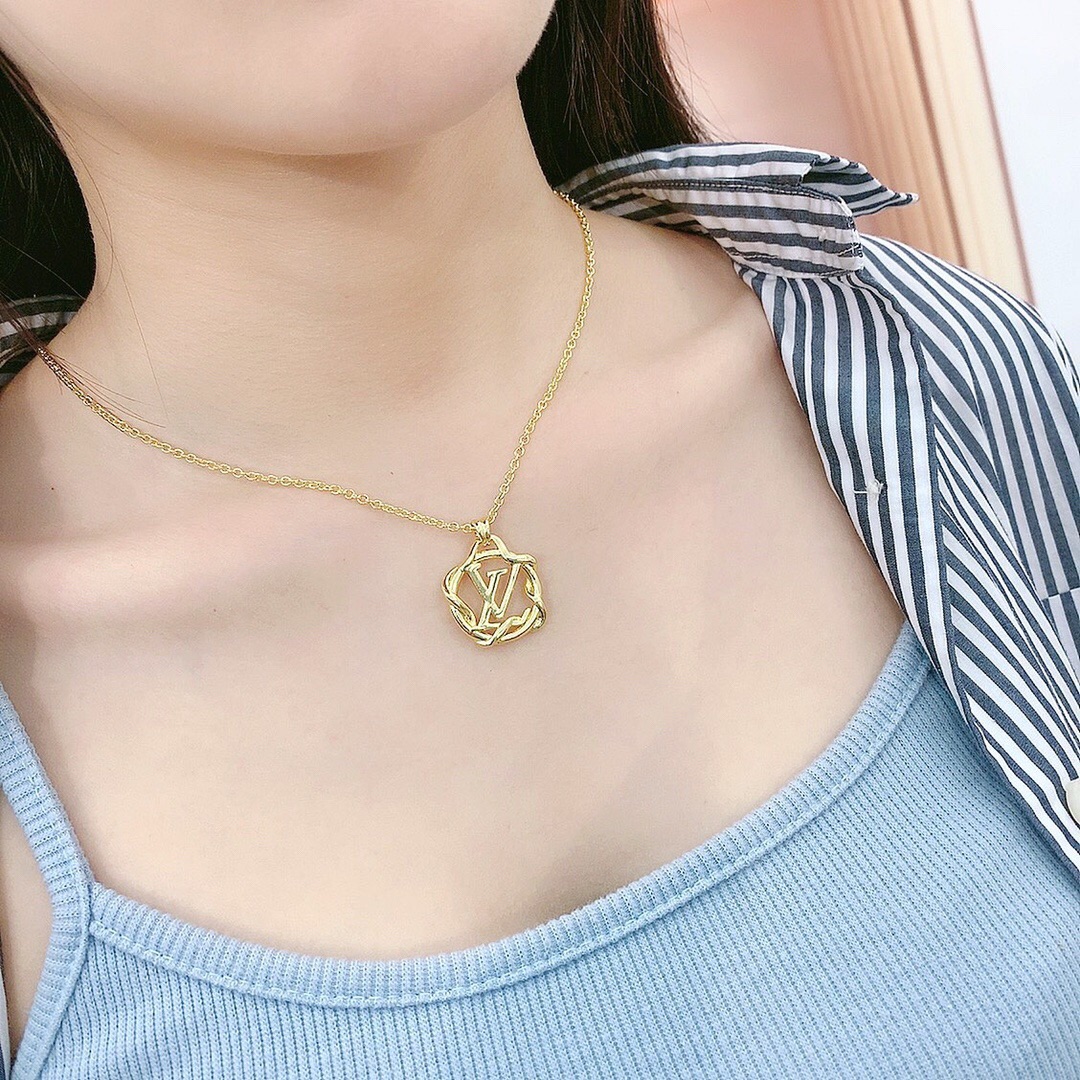 Louis Vuitton Vine Edge Round Pendant Necklace